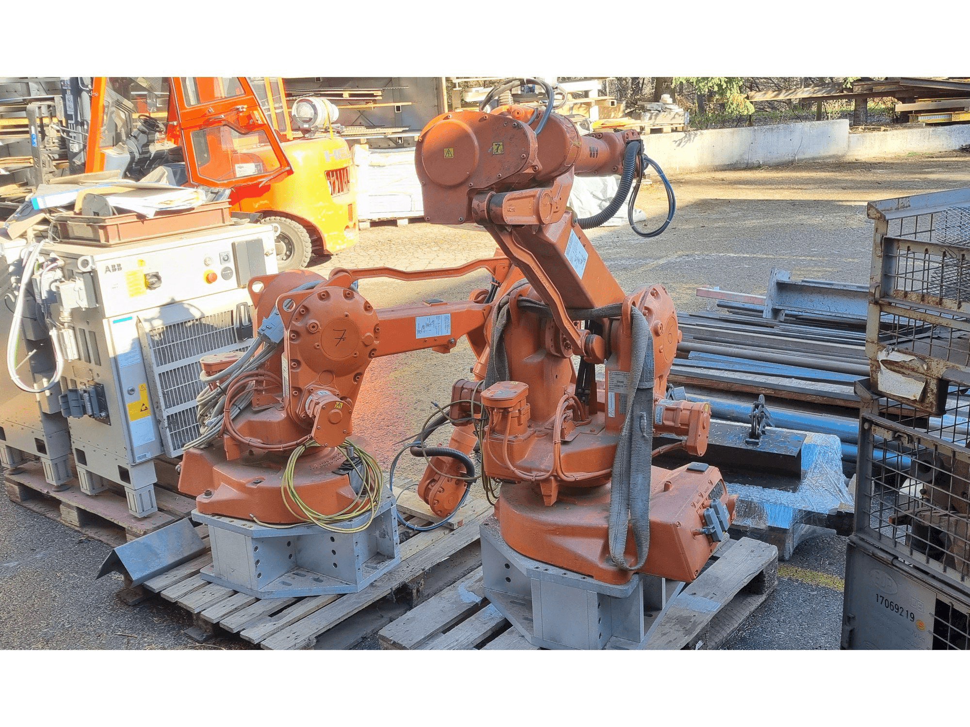 Front view of ABB IRB2400 M2000 machine