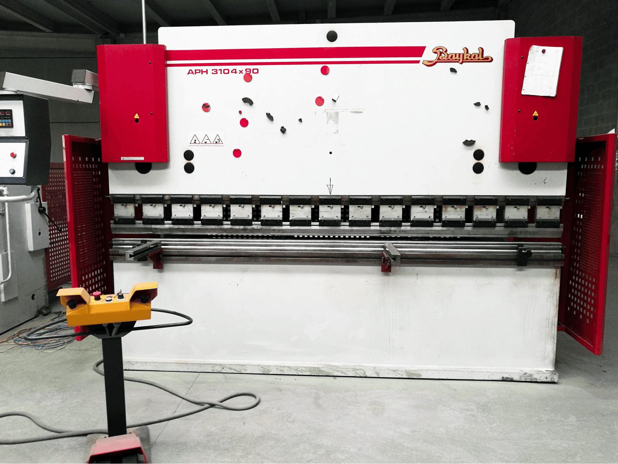 Vista frontal de la máquina Baykal APH 3104x90