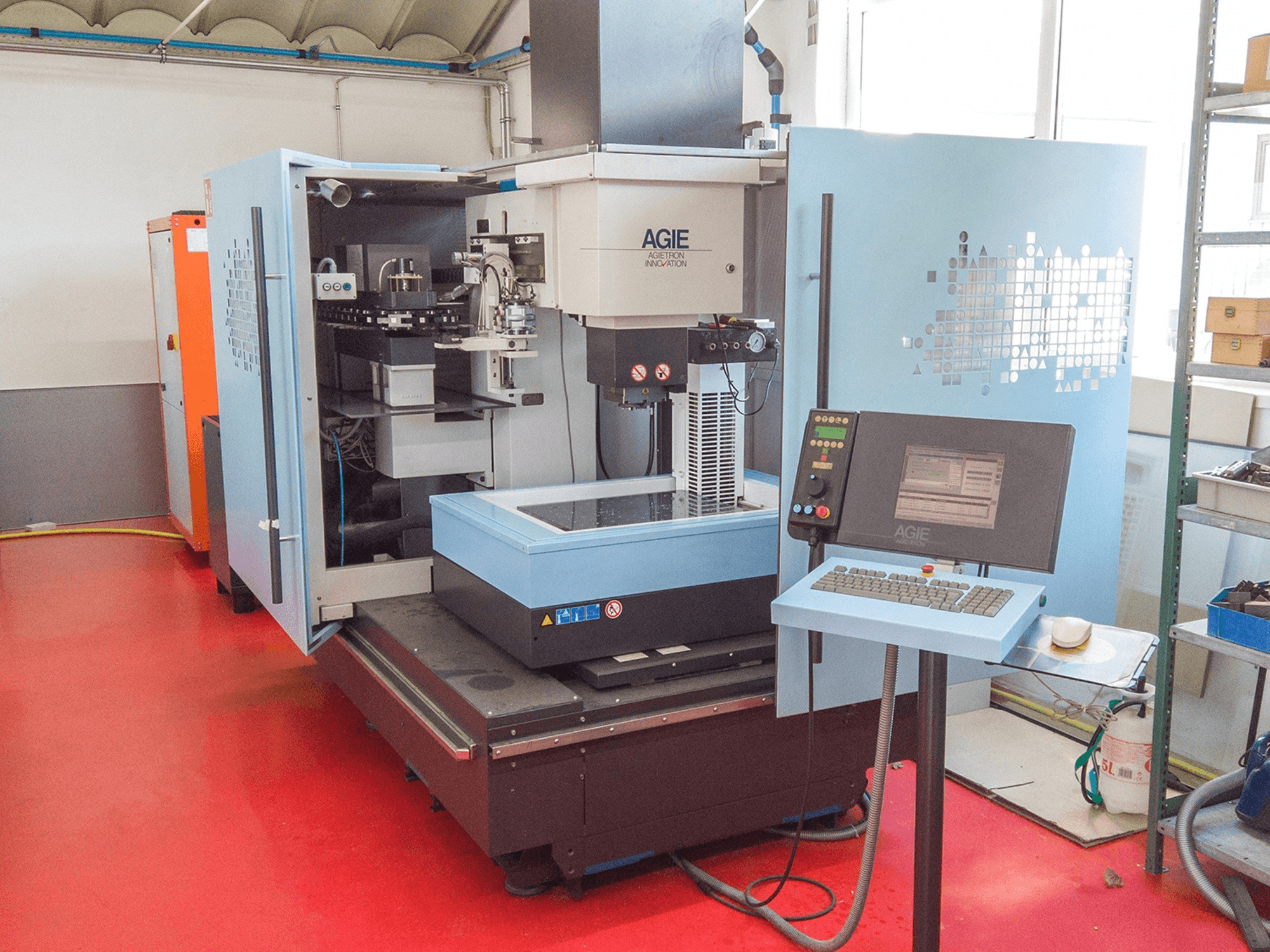 Vista frontal de la máquina AGIE AGIETRON INNOVATION 2