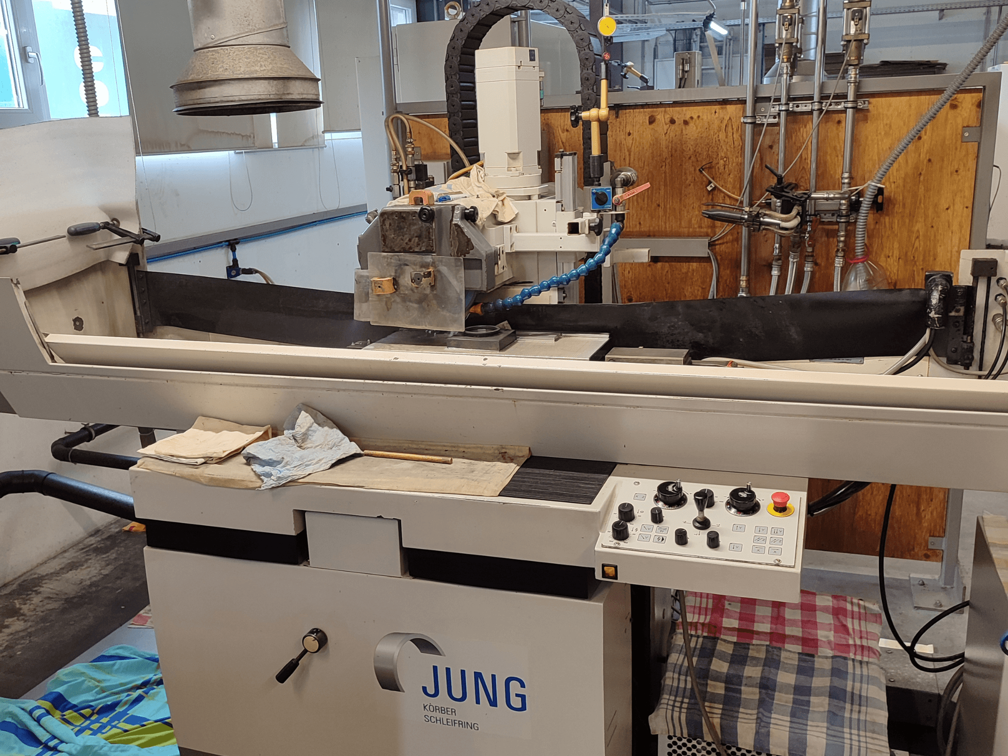 Rectificadora de superficies BLOHM JUNG JE 525 P, vista frontal, con controles y configuración de la muela abrasiva.