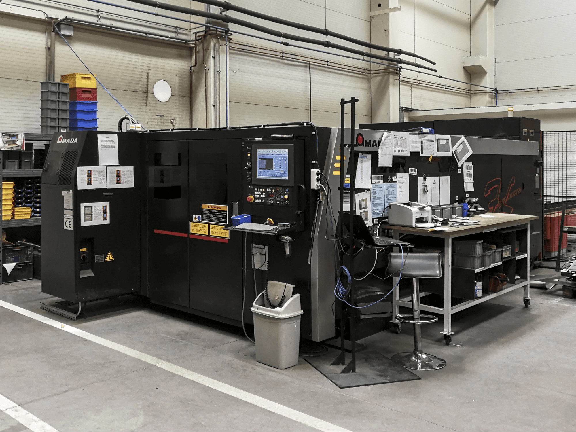 Vista derecha de la máquina AMADA LCG-3015 AJ