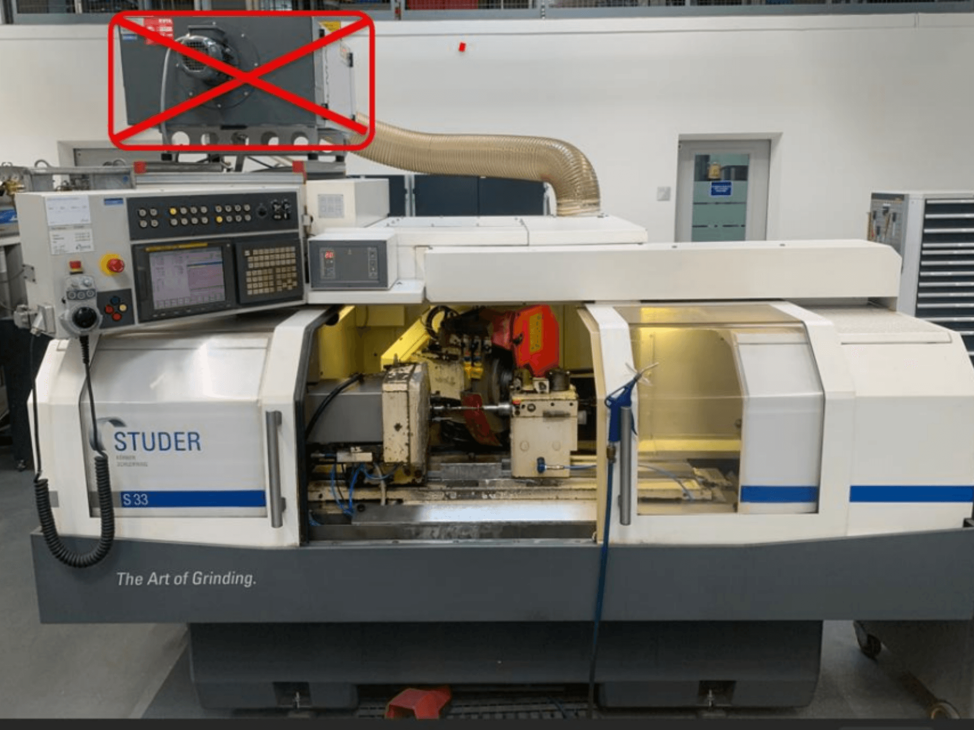 Rectificadora cilíndrica Studer S33, vista frontal mostrando el panel de control y los componentes de rectificado con las conexiones eléctricas visibles.