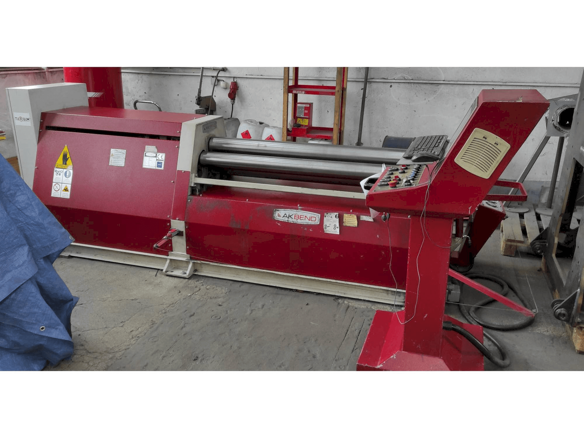 Vista frontal de la máquina AKBEND AHS 15/4-6
