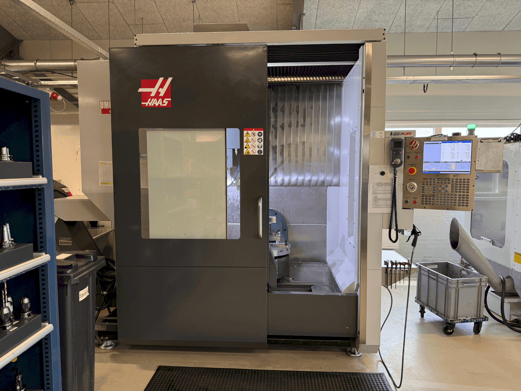 Front view of HAAS UMC-750 machine