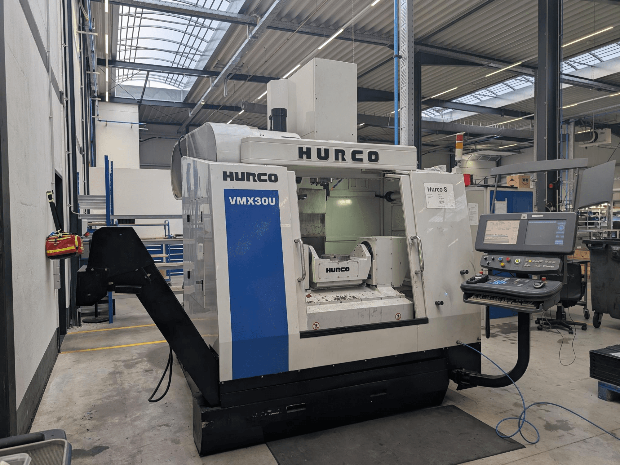 Máquina CNC Hurco VMX30U en un taller, vista frontal, con panel de control con botones y visualización de datos.