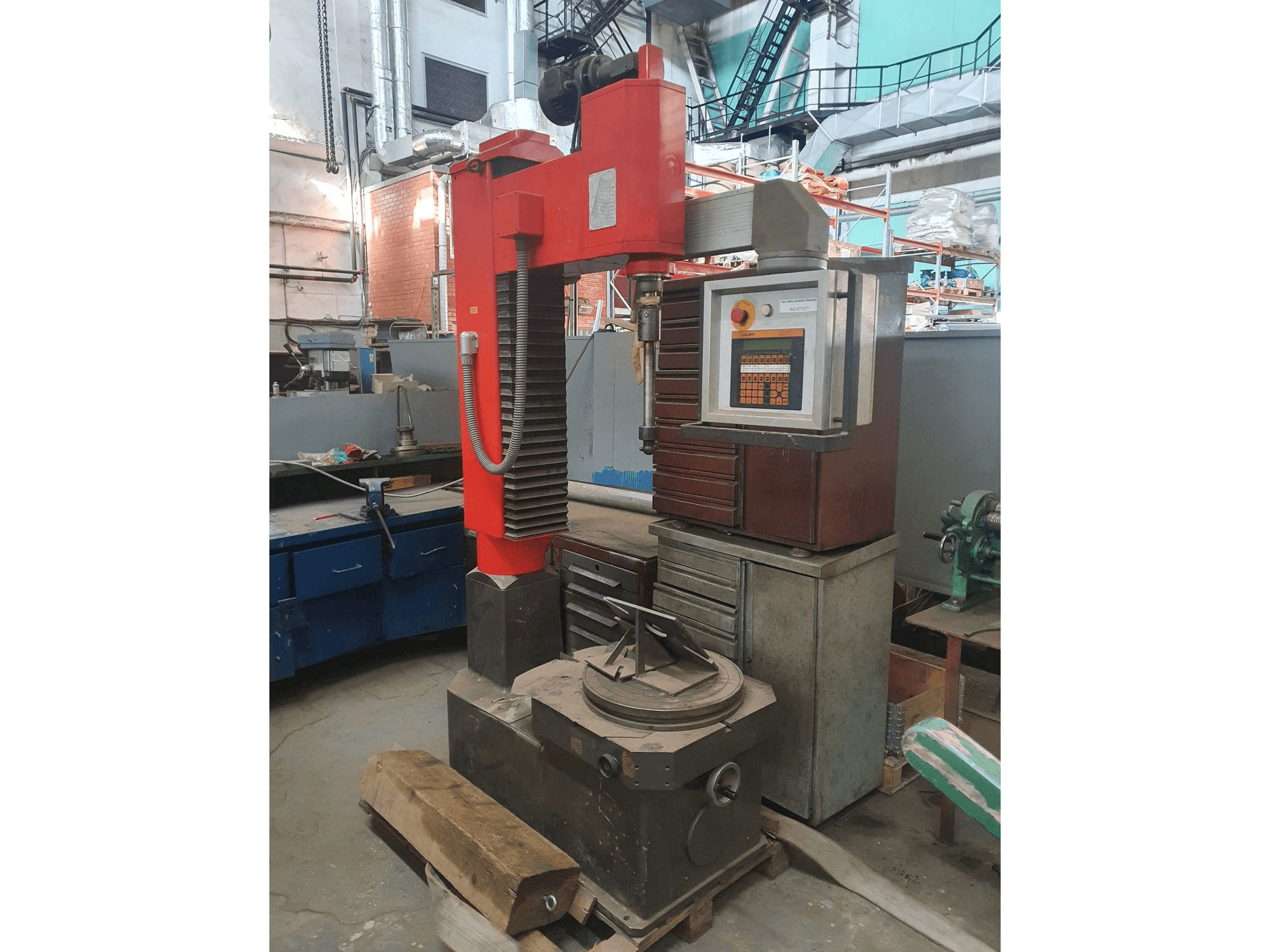 Front view of TAUMELUS III N machine