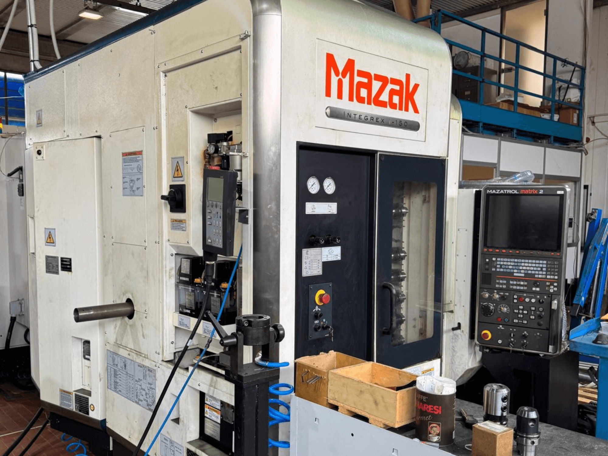 Máquina CNC Mazak Integrex I-150, vista frontal; incluye panel de control, portaherramientas y calibres operativos.