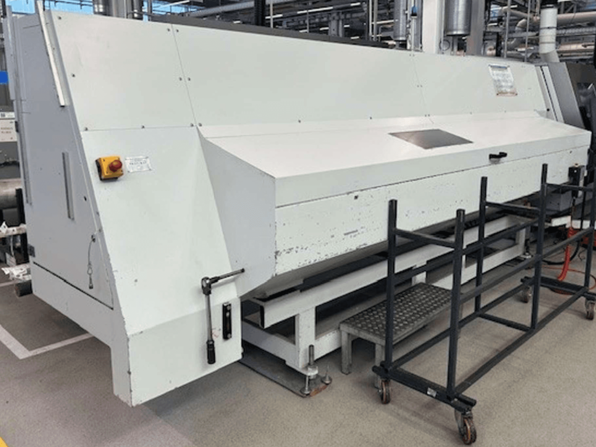 Centro de torneado y fresado Index G 200 RATIO LINE en vista lateral, con carrocería blanca y mandos de seguridad para su funcionamiento.