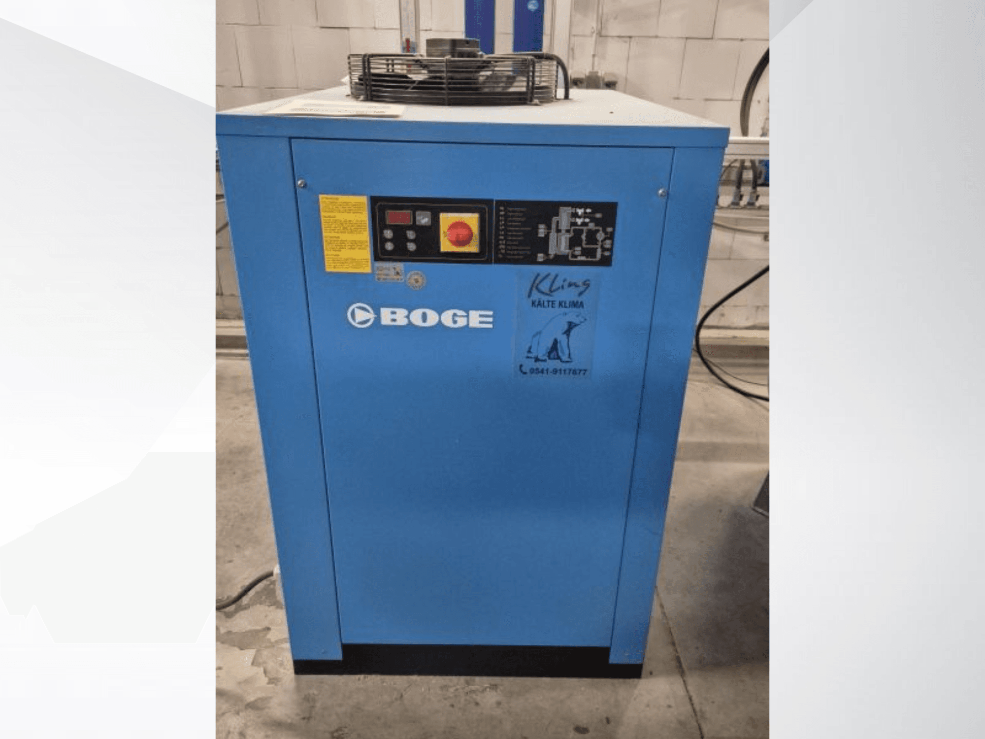 Vista frontal de BOGE S 111-4, una unidad de refrigeración industrial azul con panel de control y etiquetas de advertencia.