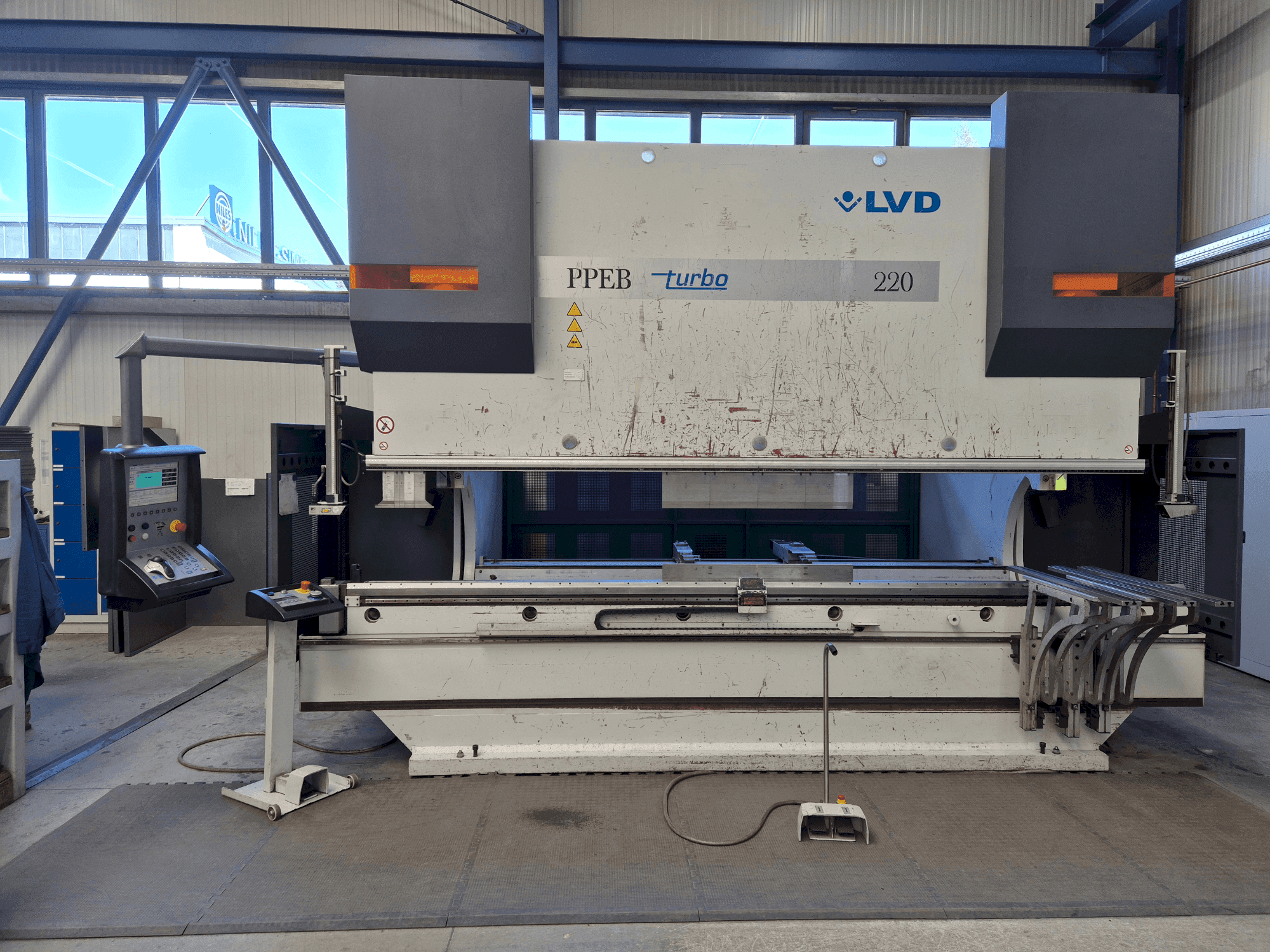 Vista frontal de la máquina LVD PPEB 220/40