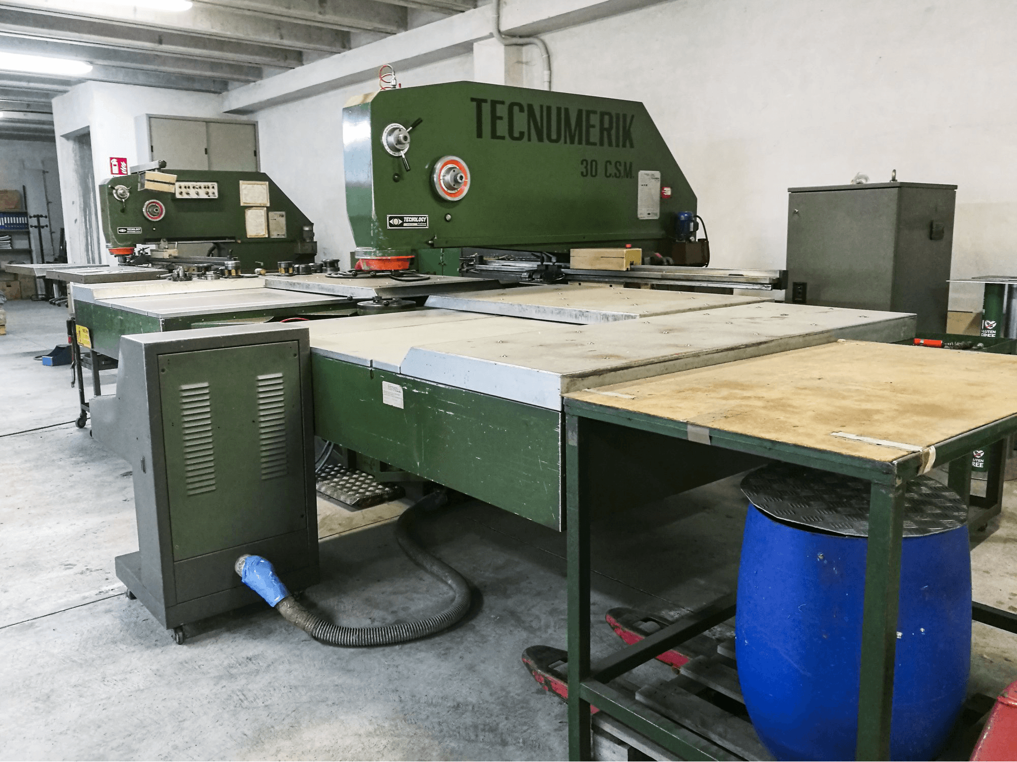 Vista derecha de la máquina Tecnology Tecnumerik 30 C.S.M.