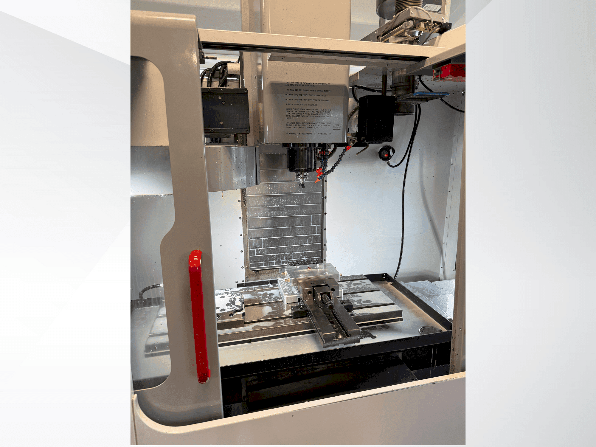 Vista frontal de la máquina HAAS VF-2DHE