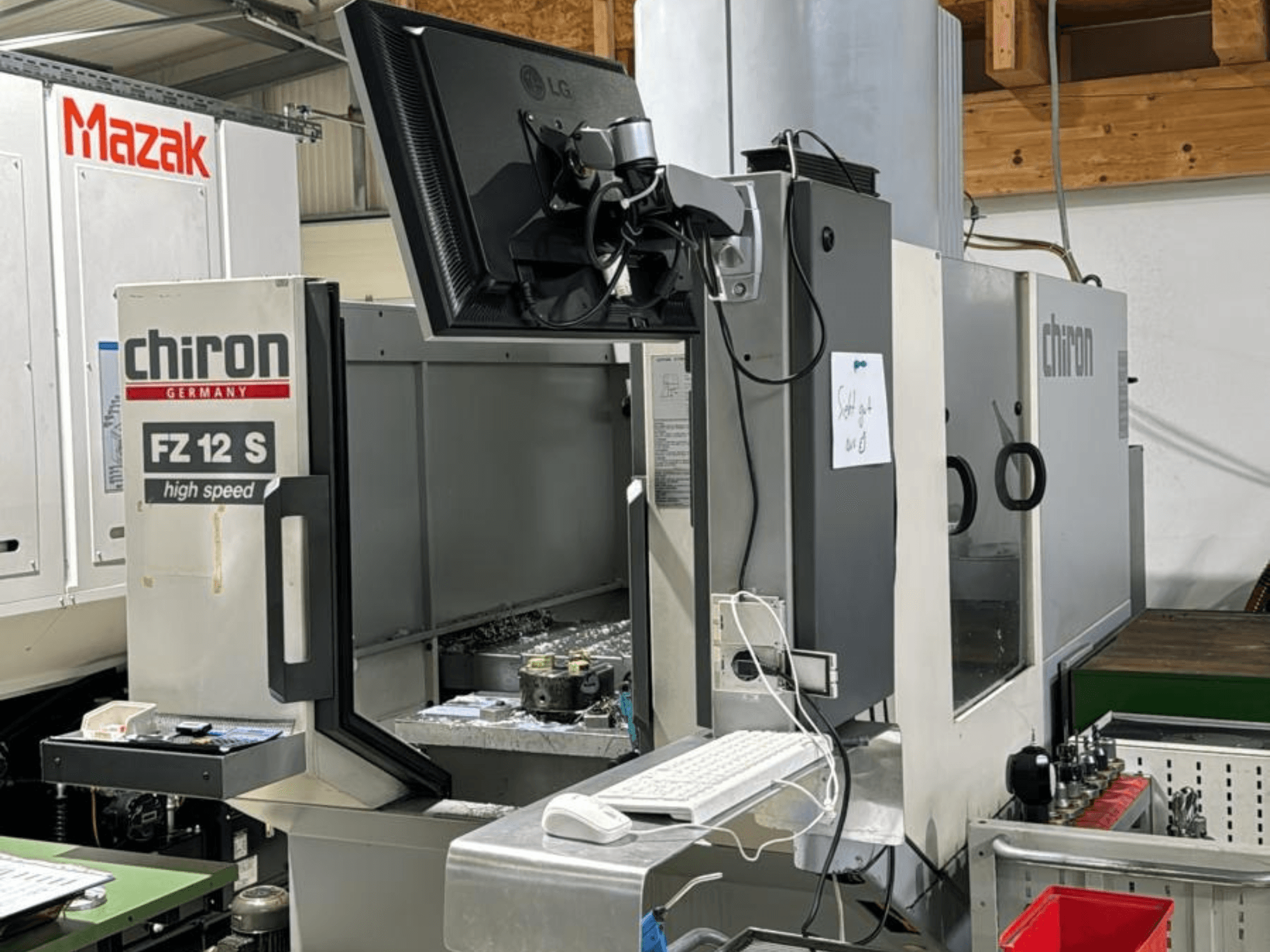 Vista vertical del centro de mecanizado de alta velocidad CHIRON FZ 12 S con pantalla de control y restos del proceso de mecanizado.