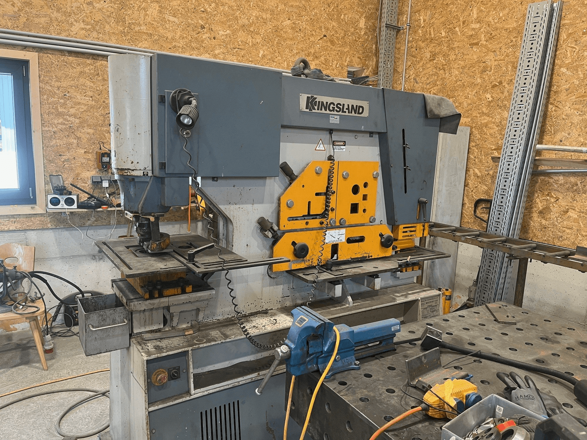 Vista frontal de la máquina KINGSLAND Multi 95