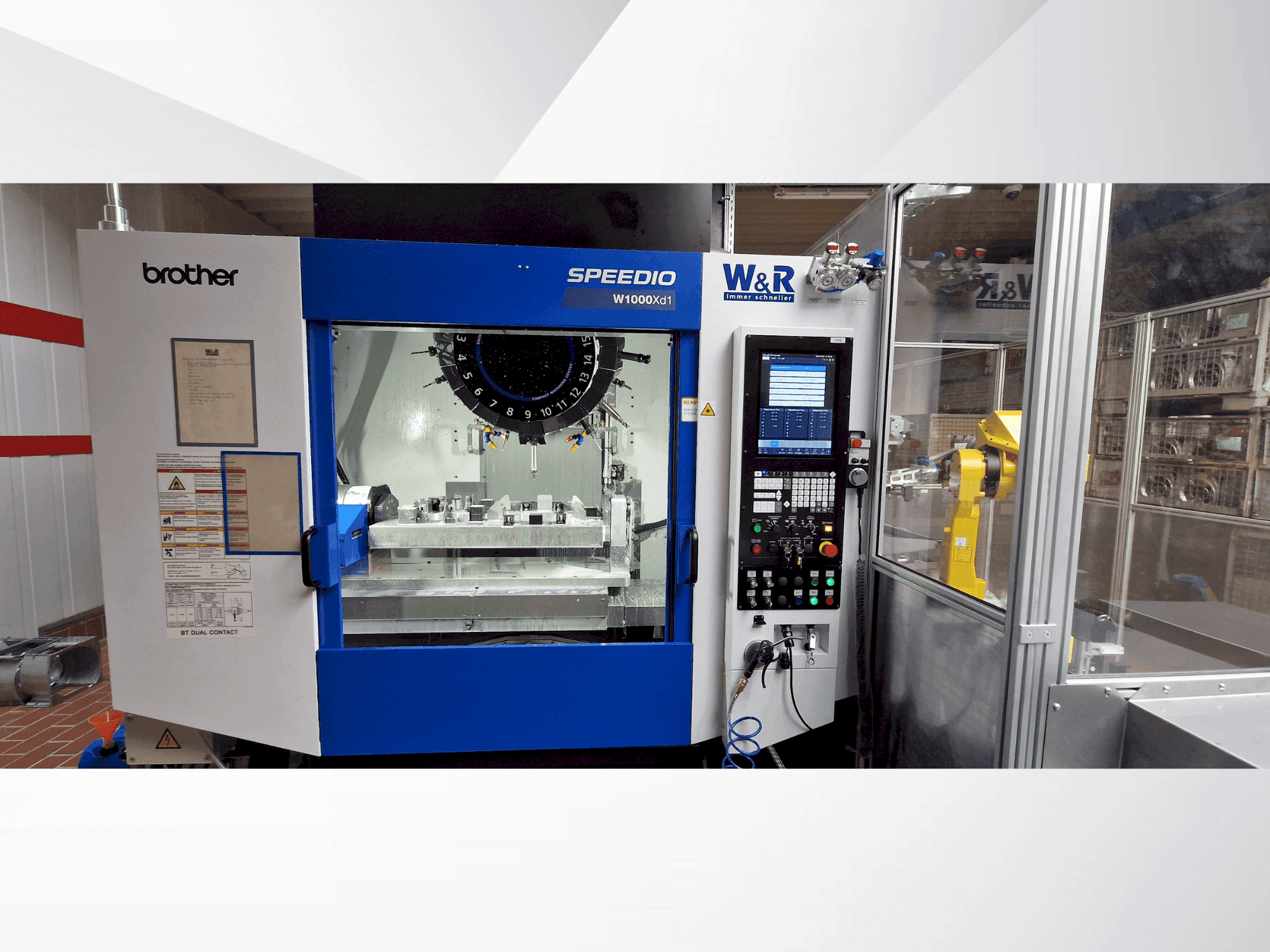 Vista frontal de la máquina Brother Speedio W1000Xd1