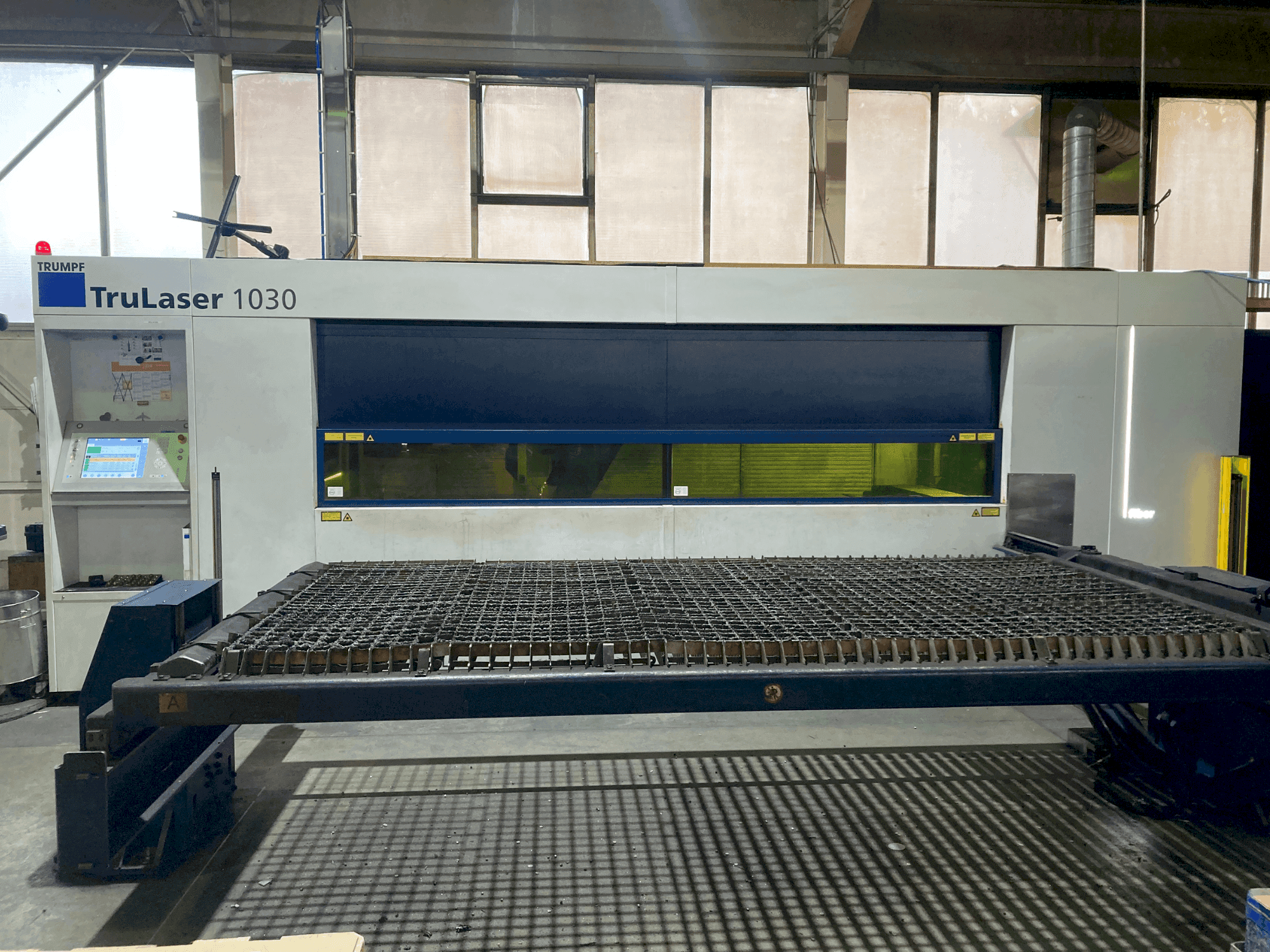 Vista frontal de la máquina TRUMPF TruLaser 1030