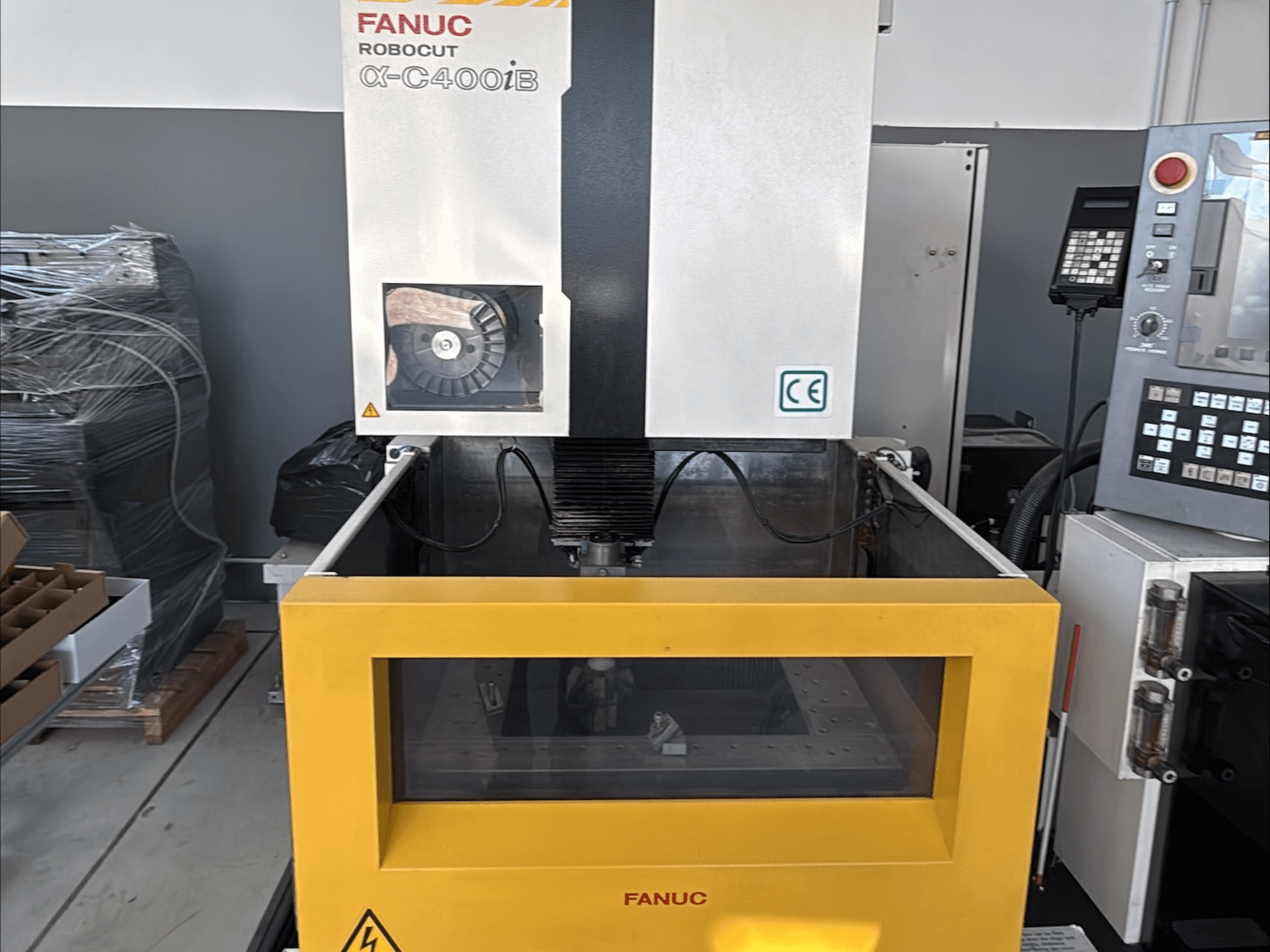 Máquina de electroerosión por hilo FANUC Robocut α-C400iB, vista frontal, con depósito amarillo y panel de control.