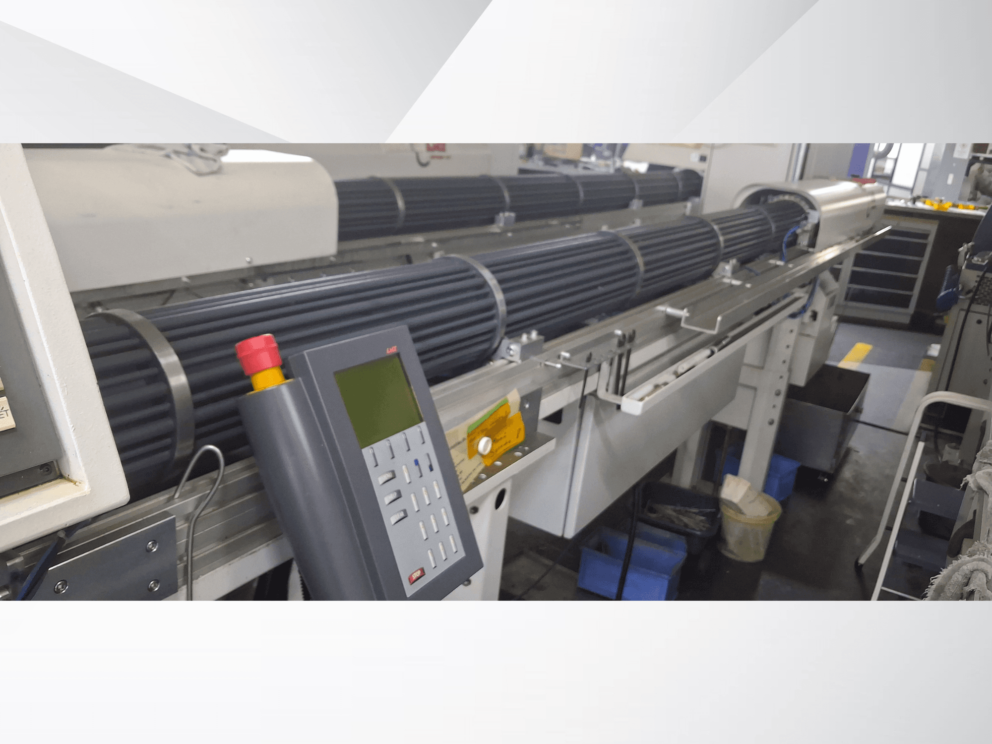 Máquina de torneado tipo suizo TORNOS DECO 10a en vista frontal, con panel de control y cañones giratorios para mecanizado de precisión.