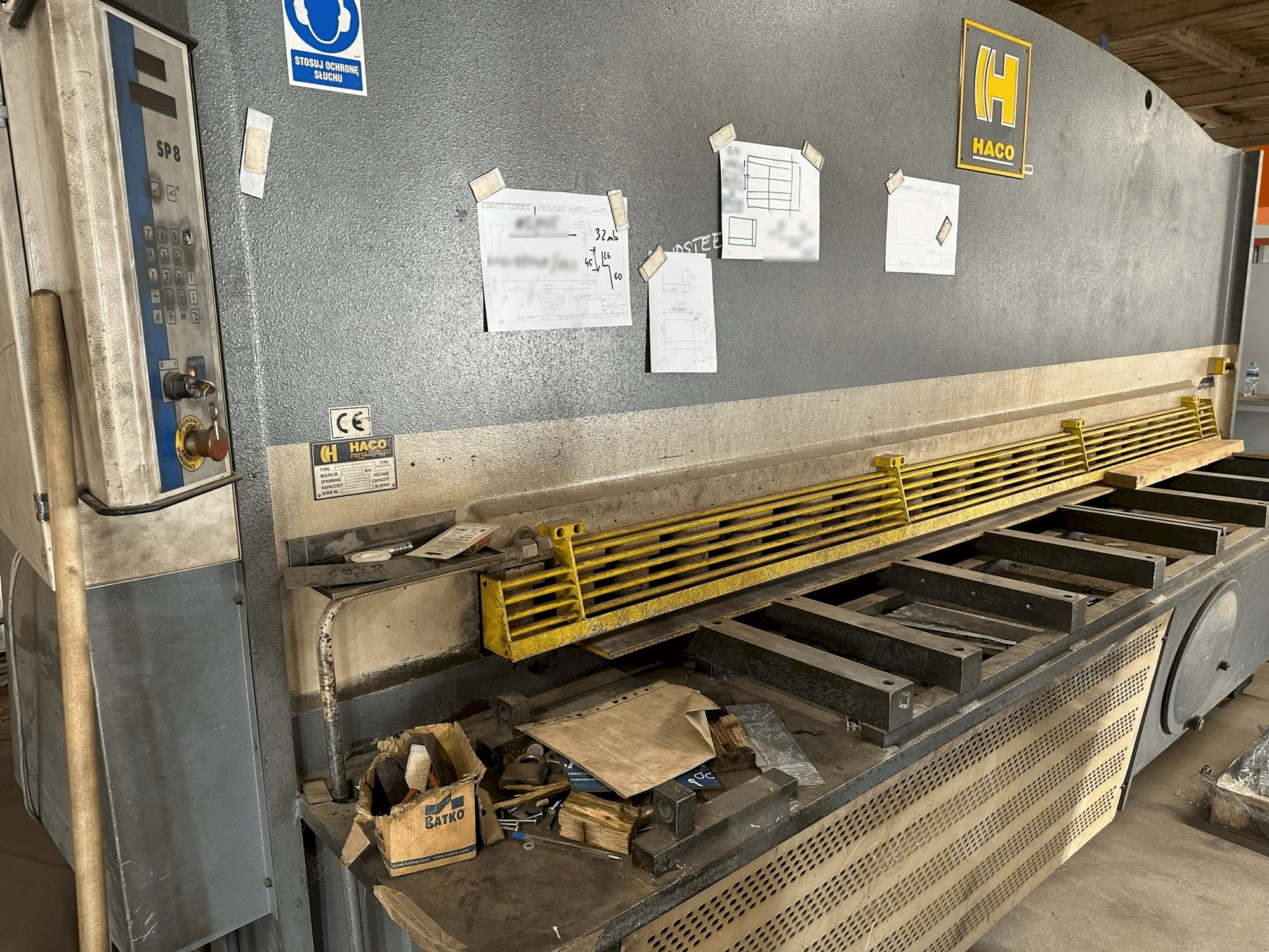 Vista frontal de la máquina HACO TS 3012