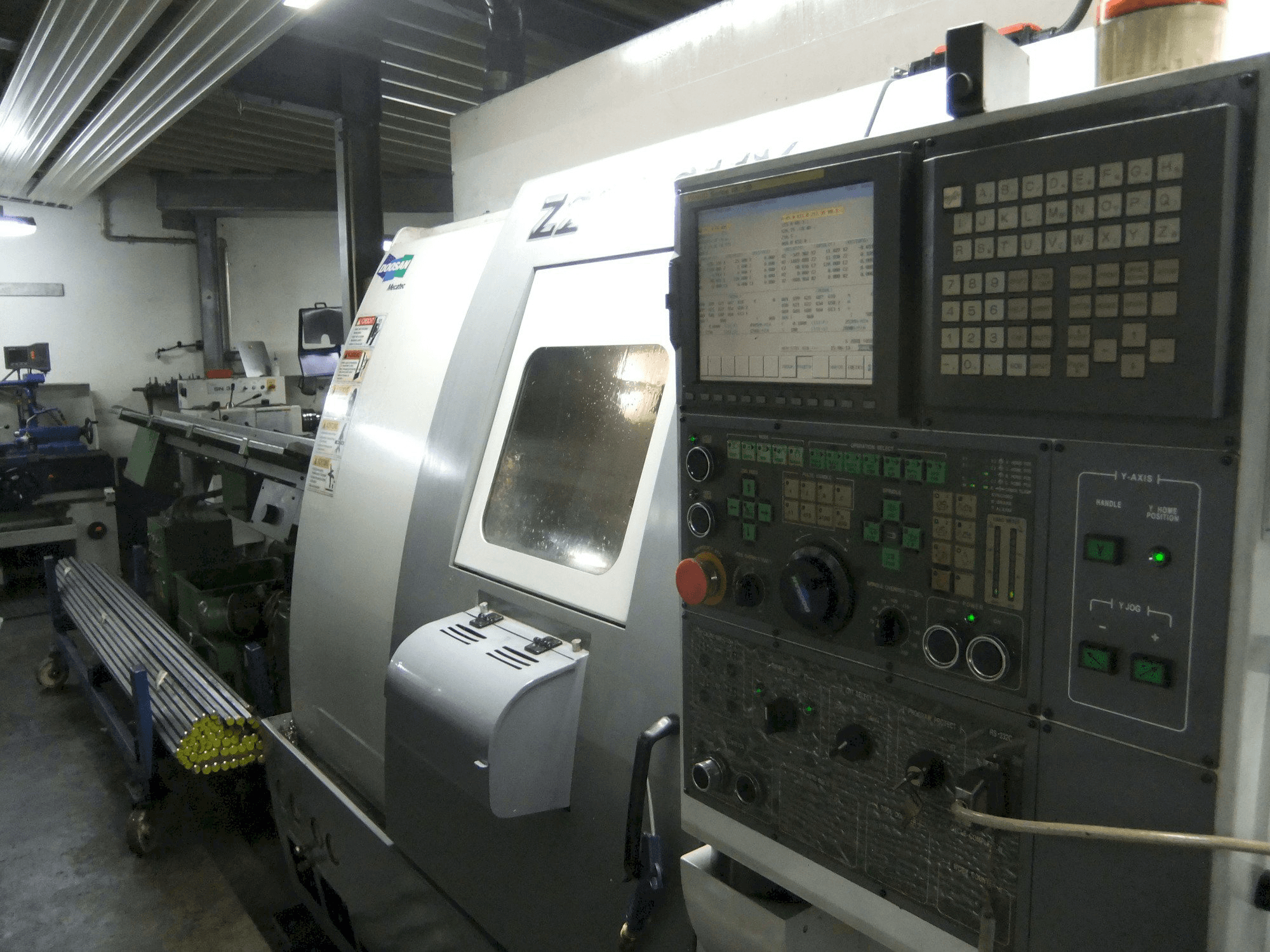 Vista derecha de la máquina Doosan Z290 SMY