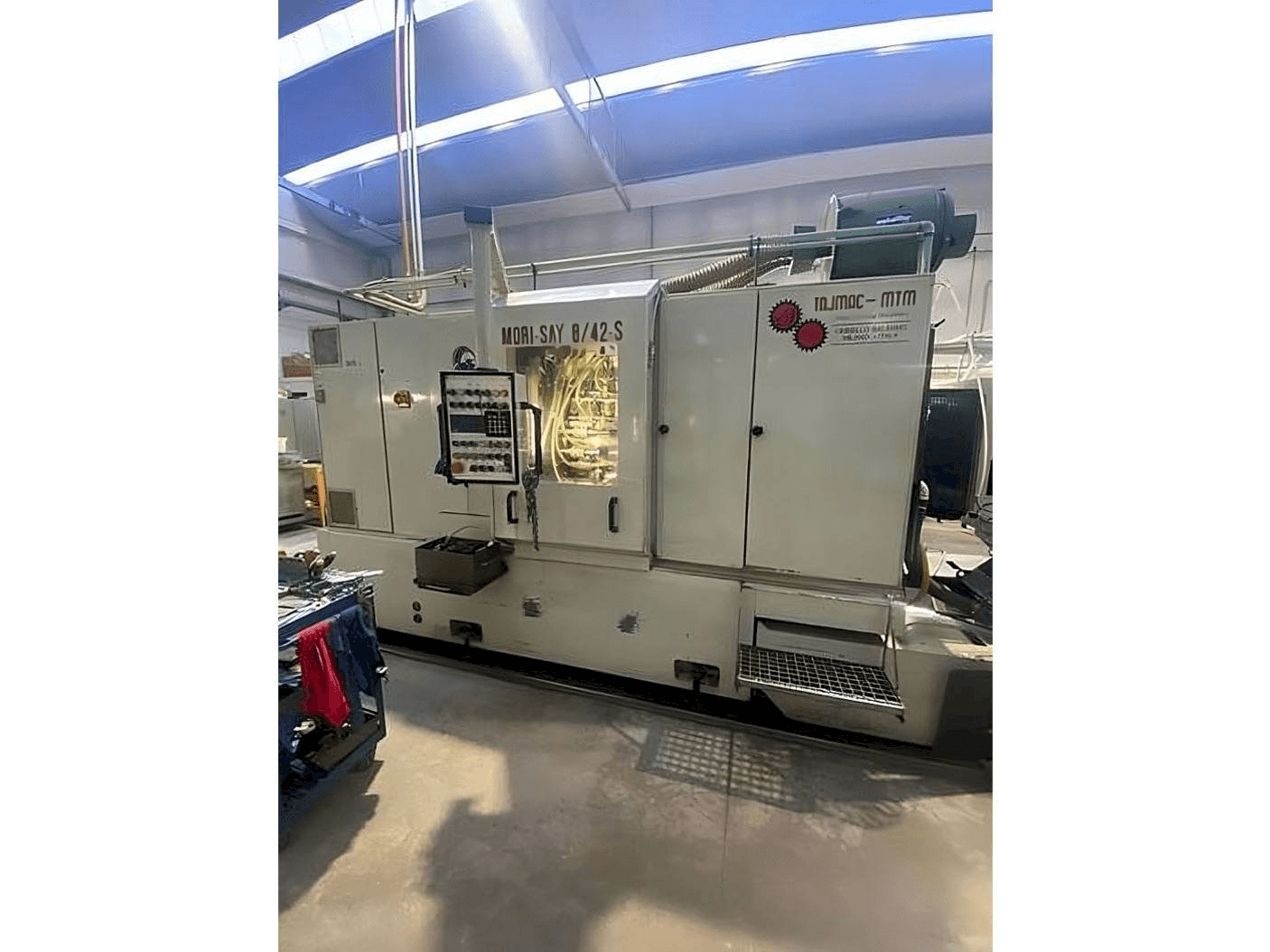 Vista frontal de la máquina MORI SAY 8/42-S
