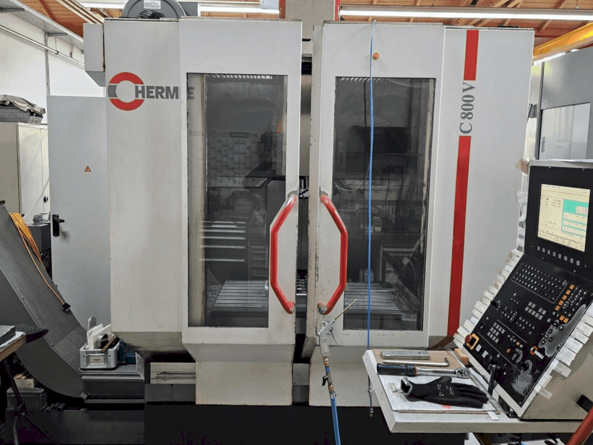 Vista frontal de la máquina HERMLE C 800 V