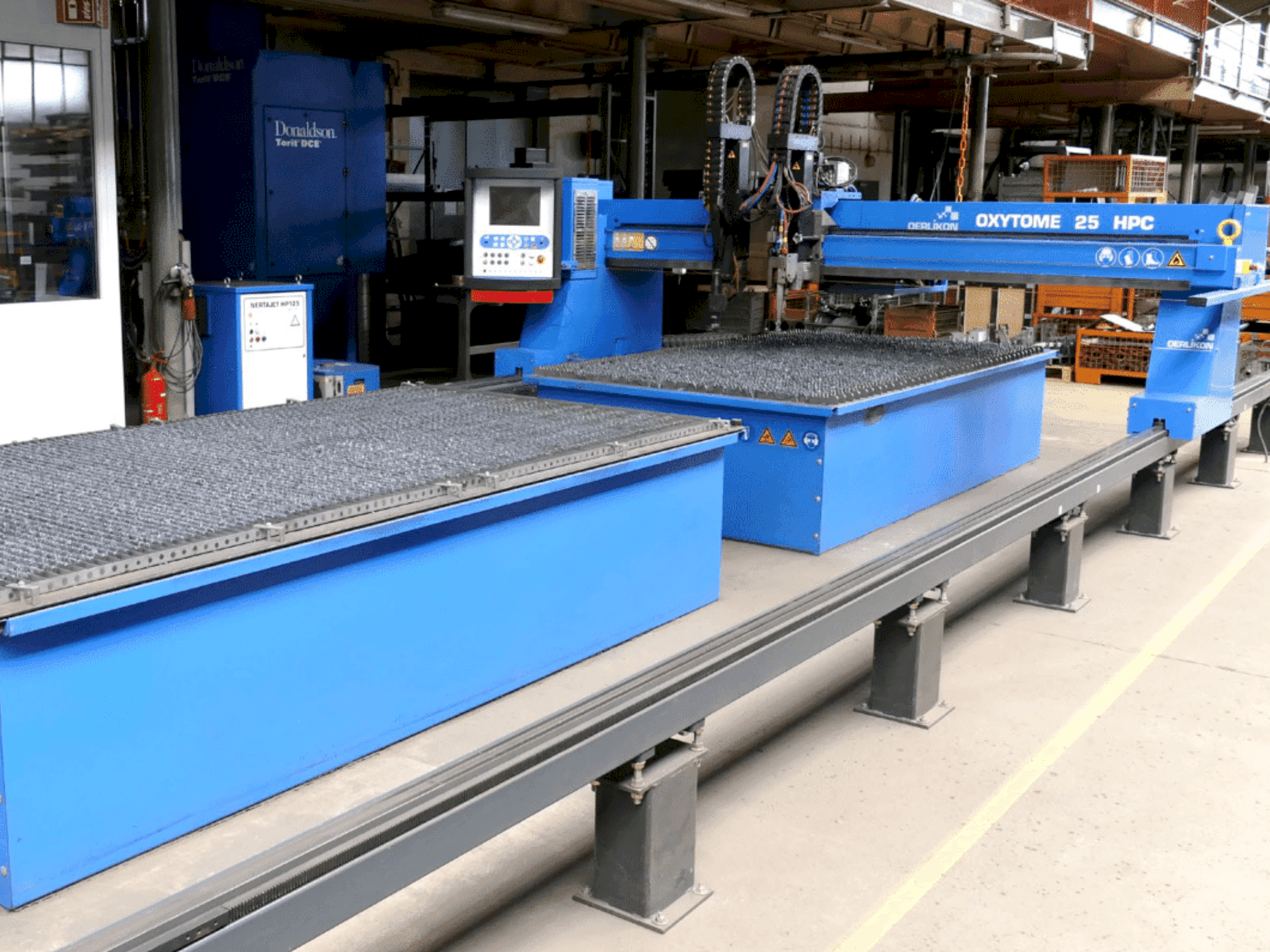 Vista frontal de la máquina Oerlikon Oxytome 25 HPC