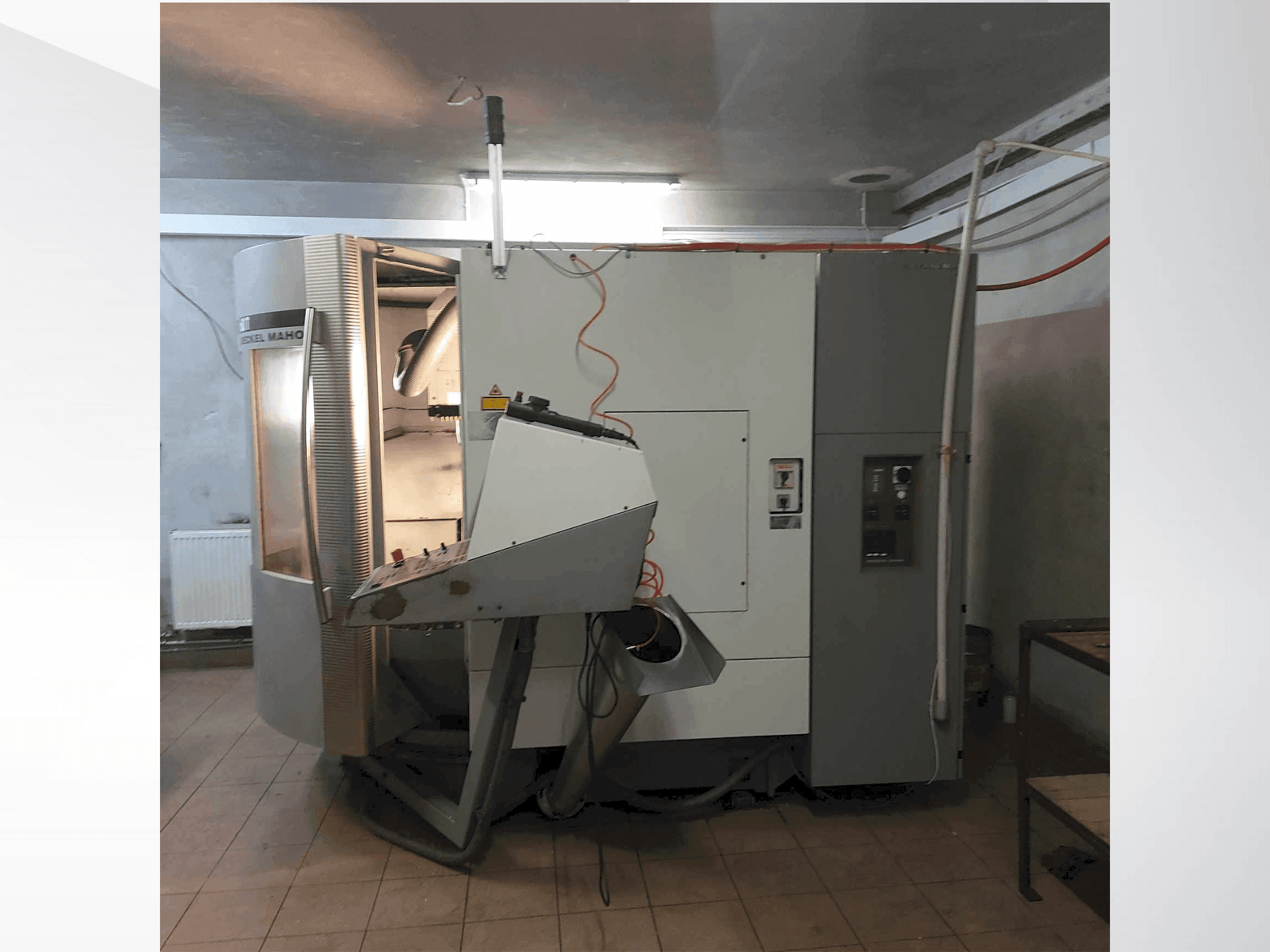 Vista frontal de la máquina DECKEL MAHO DMU 60 T