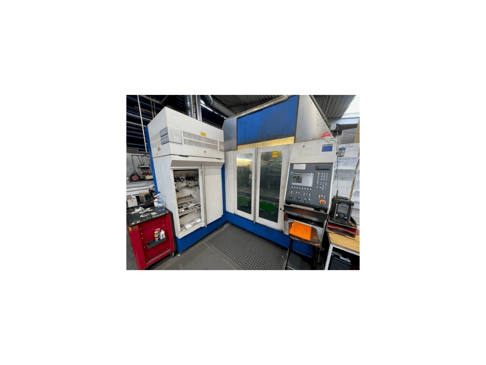 Vista frontal de la máquina Trumpf TC L 3050