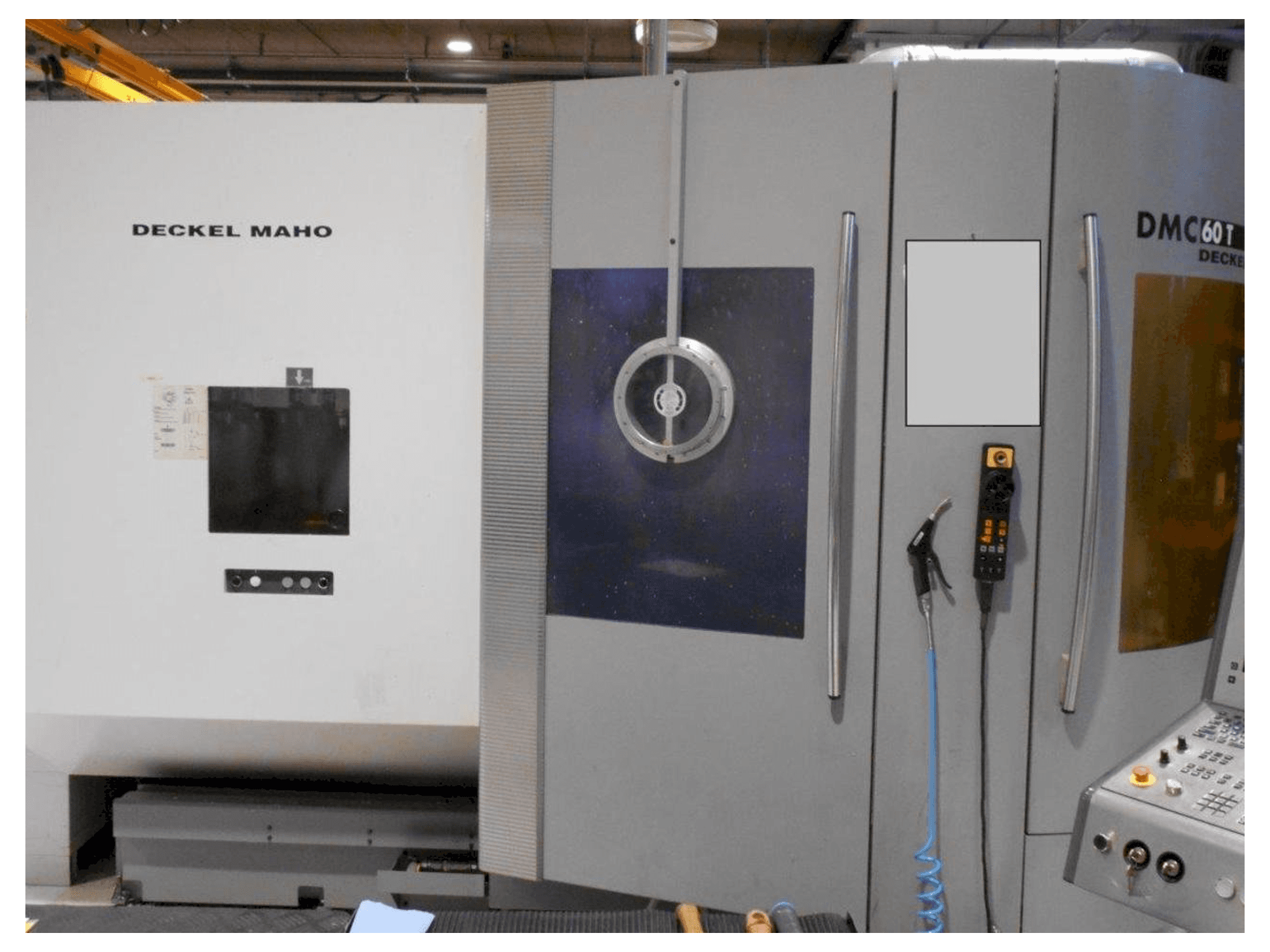 Vista frontal de la máquina DECKEL MAHO DMC 60T