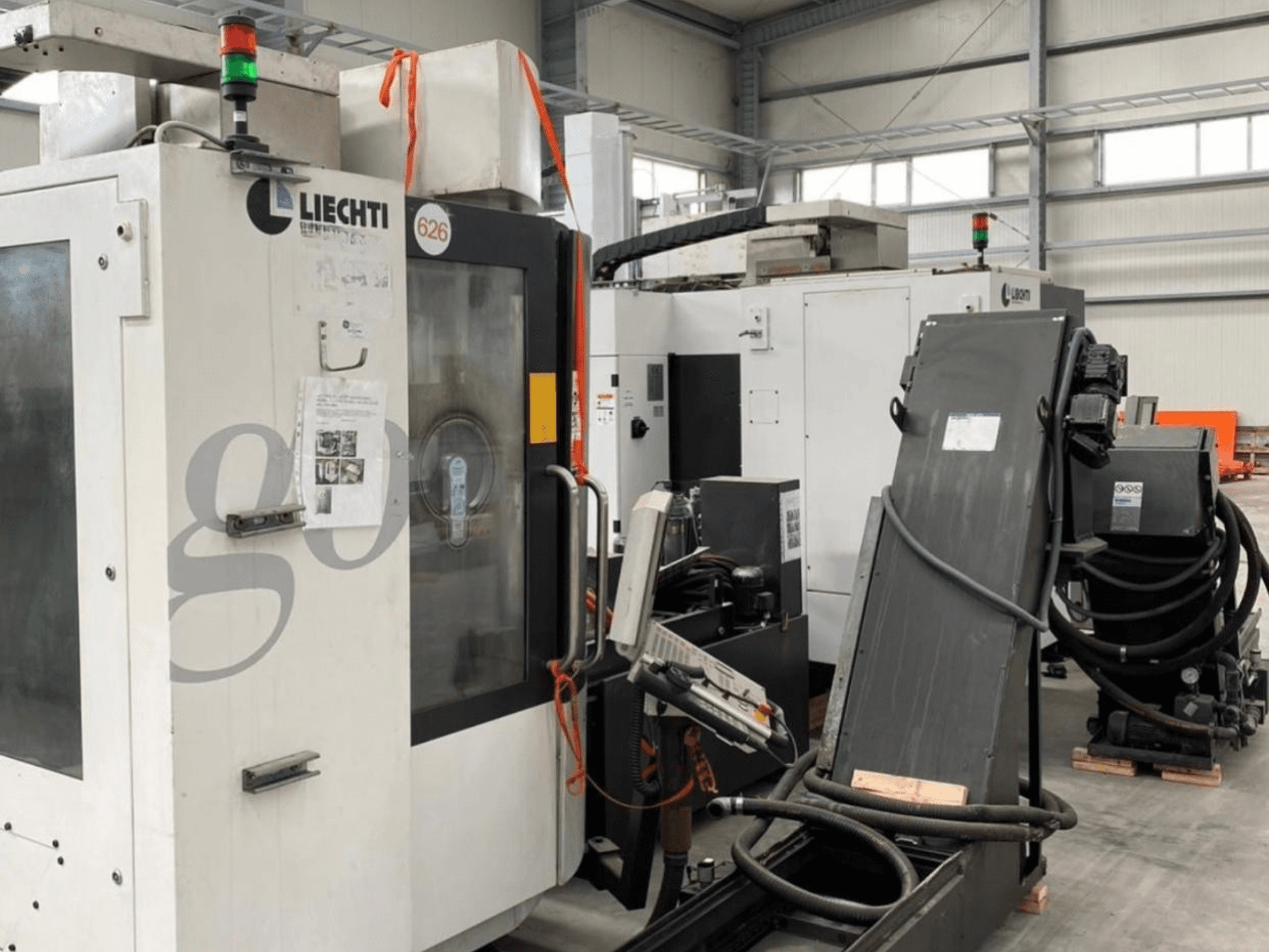 Centro de mecanizado vertical Liechti go-Mill 350, vista frontal, con panel de control y soporte de piezas en ángulo.