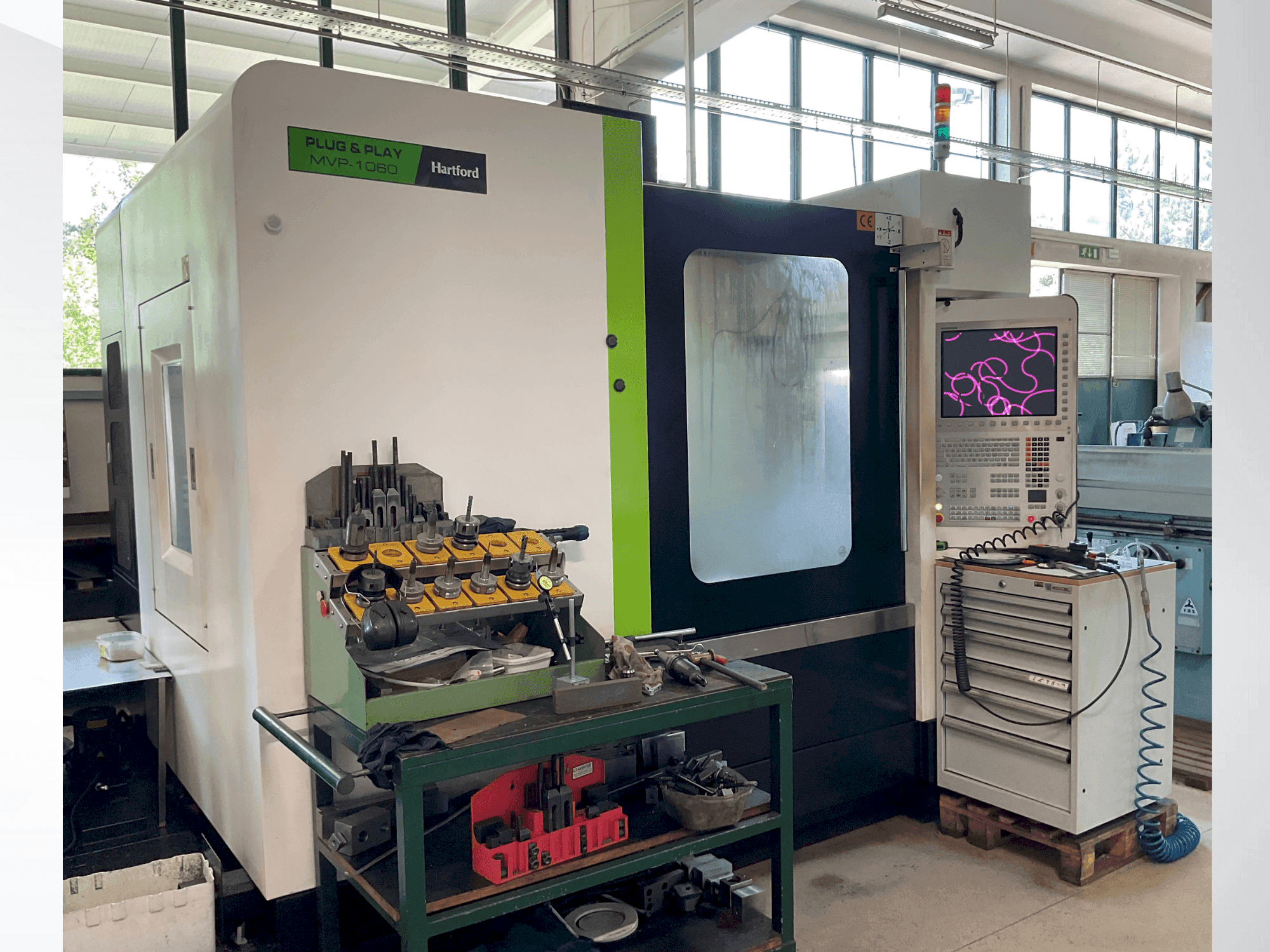 Vista frontal de la máquina HARTFORD MVP-1060AD