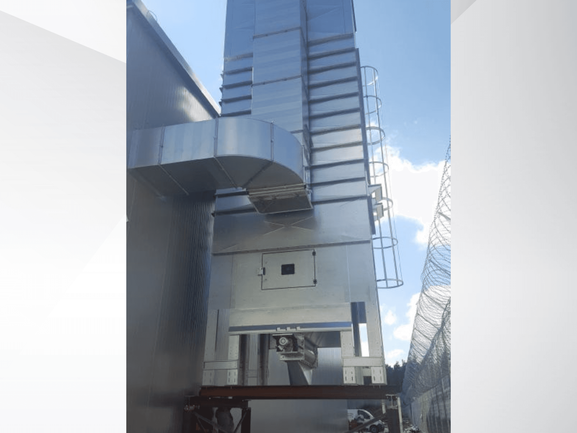 Máquina de madera NAWARA RUBIN 2030, vista lateral que muestra la estructura metálica y los conductos contra un cielo azul.