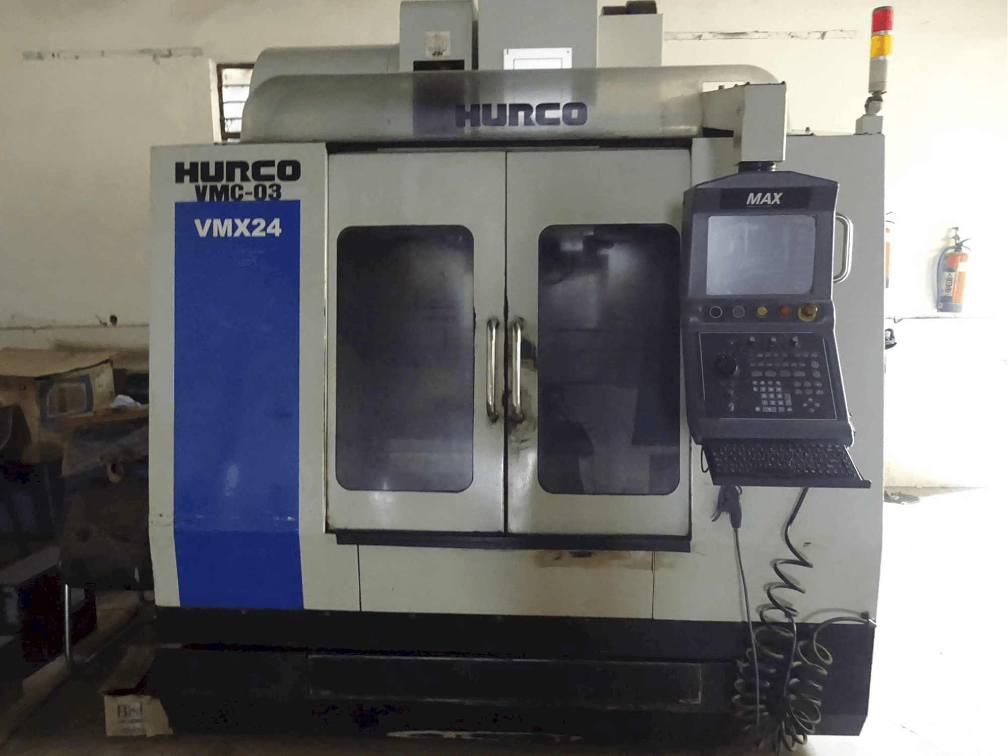 Vista frontal de la máquina Hurco VMX24