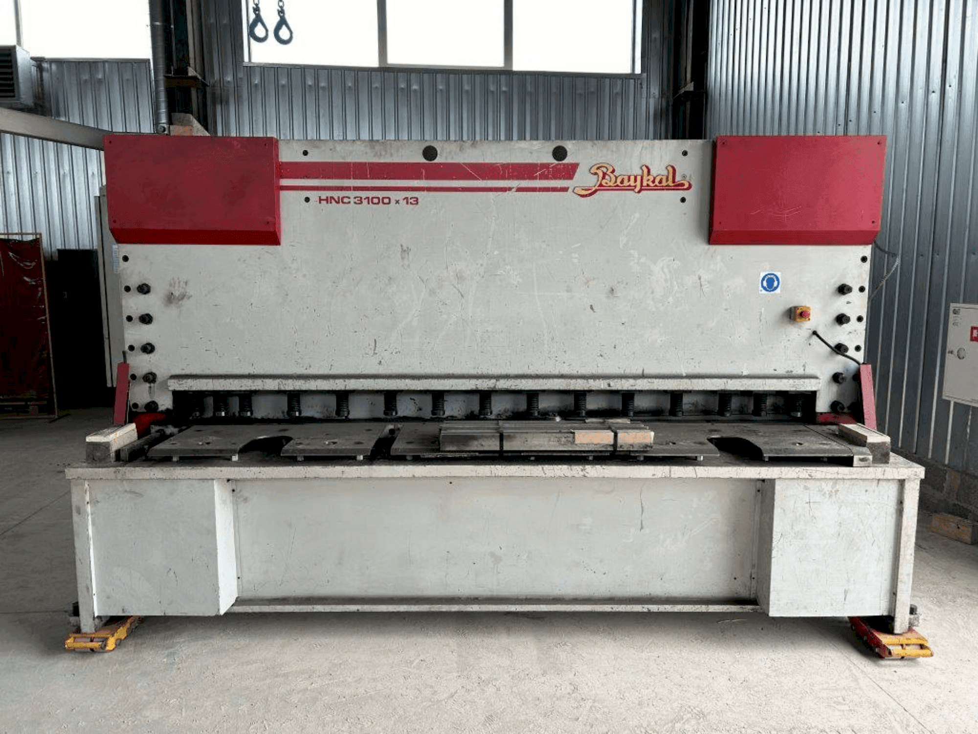 Vista frontal de la máquina Baykal HNC 3100x13