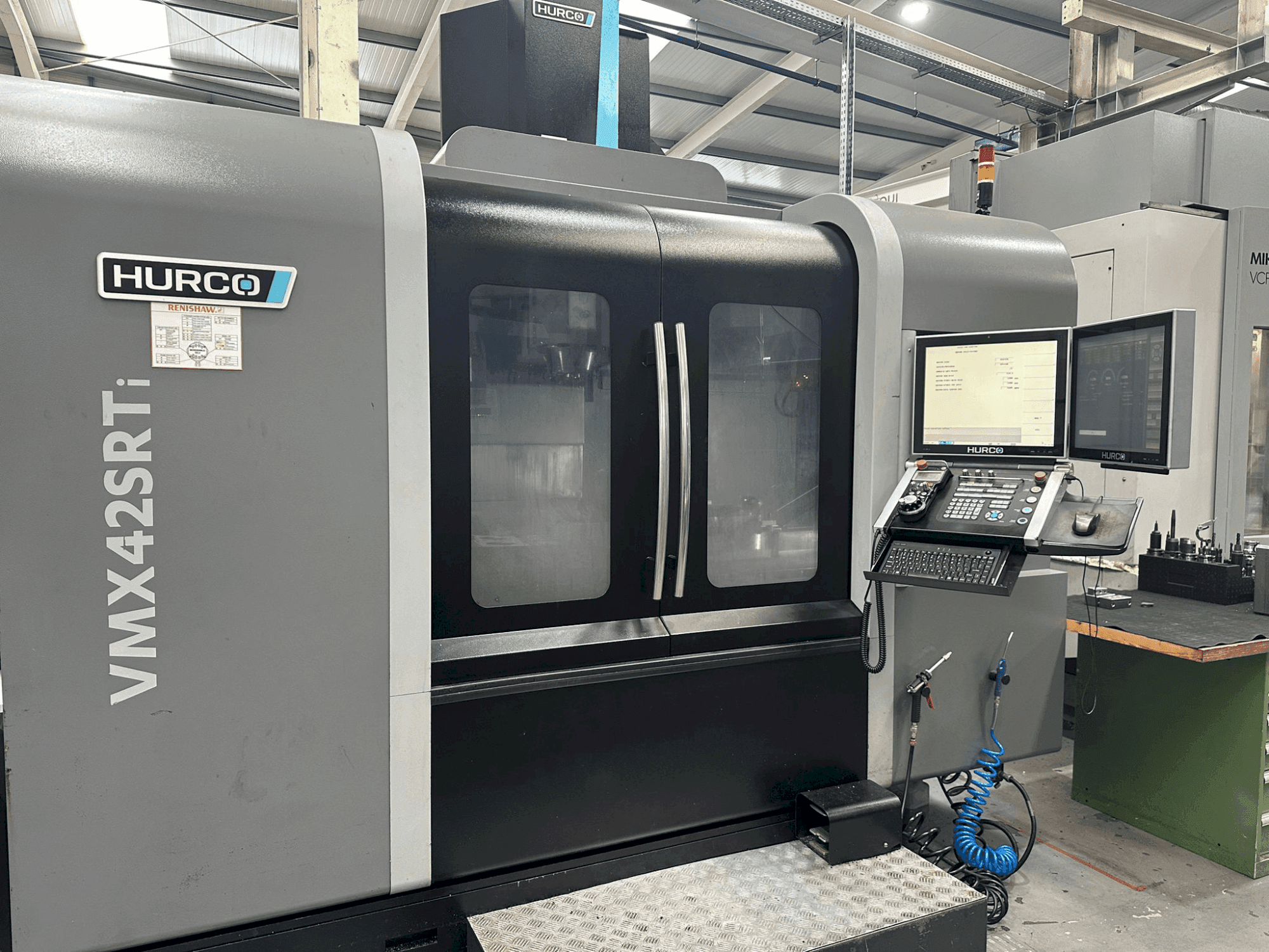 Vista frontal de la máquina Hurco VMX 42 SRTi