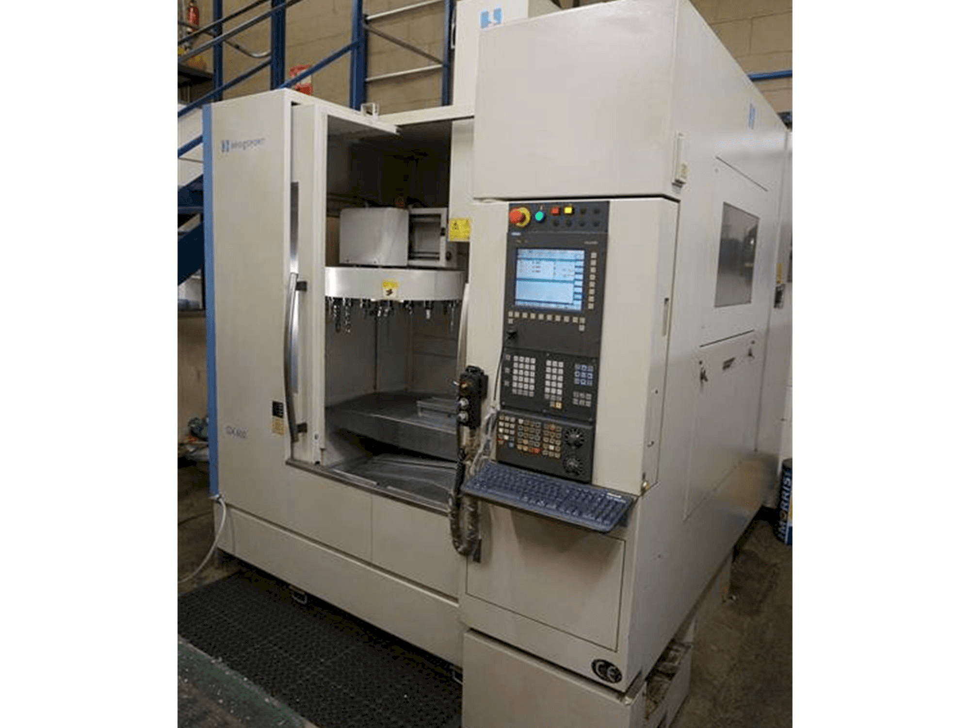 Vista frontal de la máquina Bridgeport GX 600