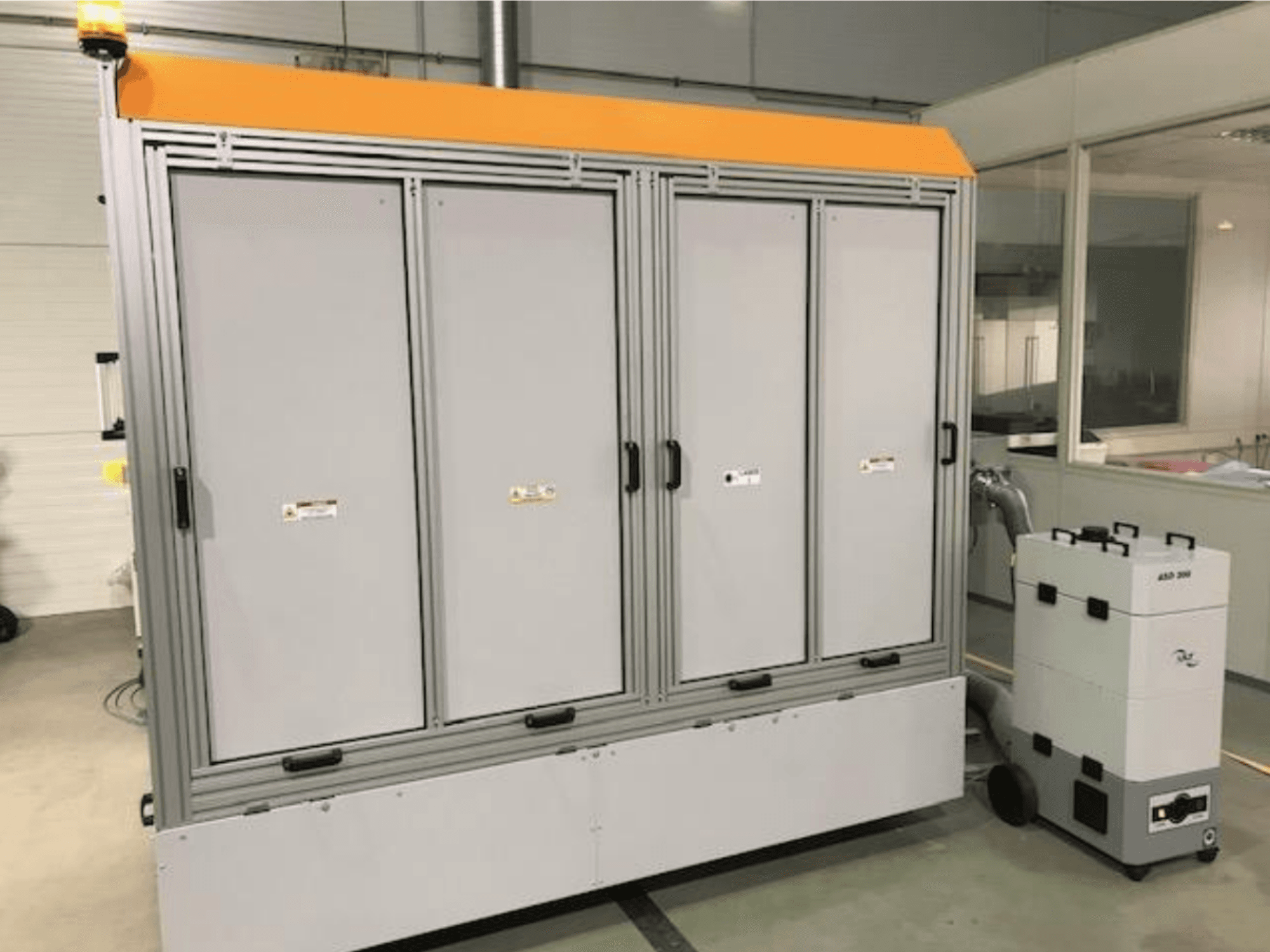 Máquina de corte por láser de fibra 4JET Pearl M, vista frontal, con luz de seguridad, panel de control y unidad de extracción conectada visibles.