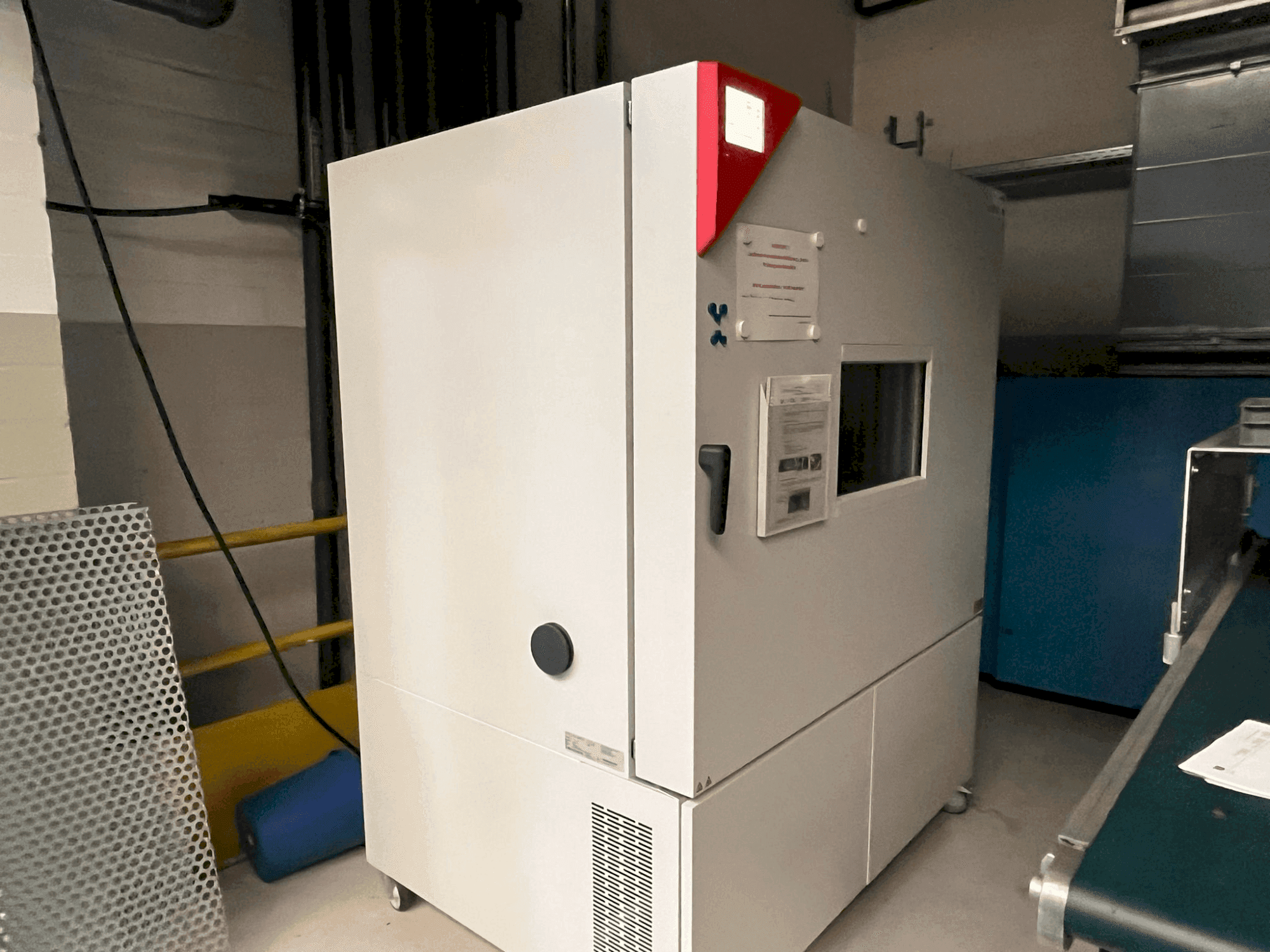 Front view of BINDER MKFT 720 machine