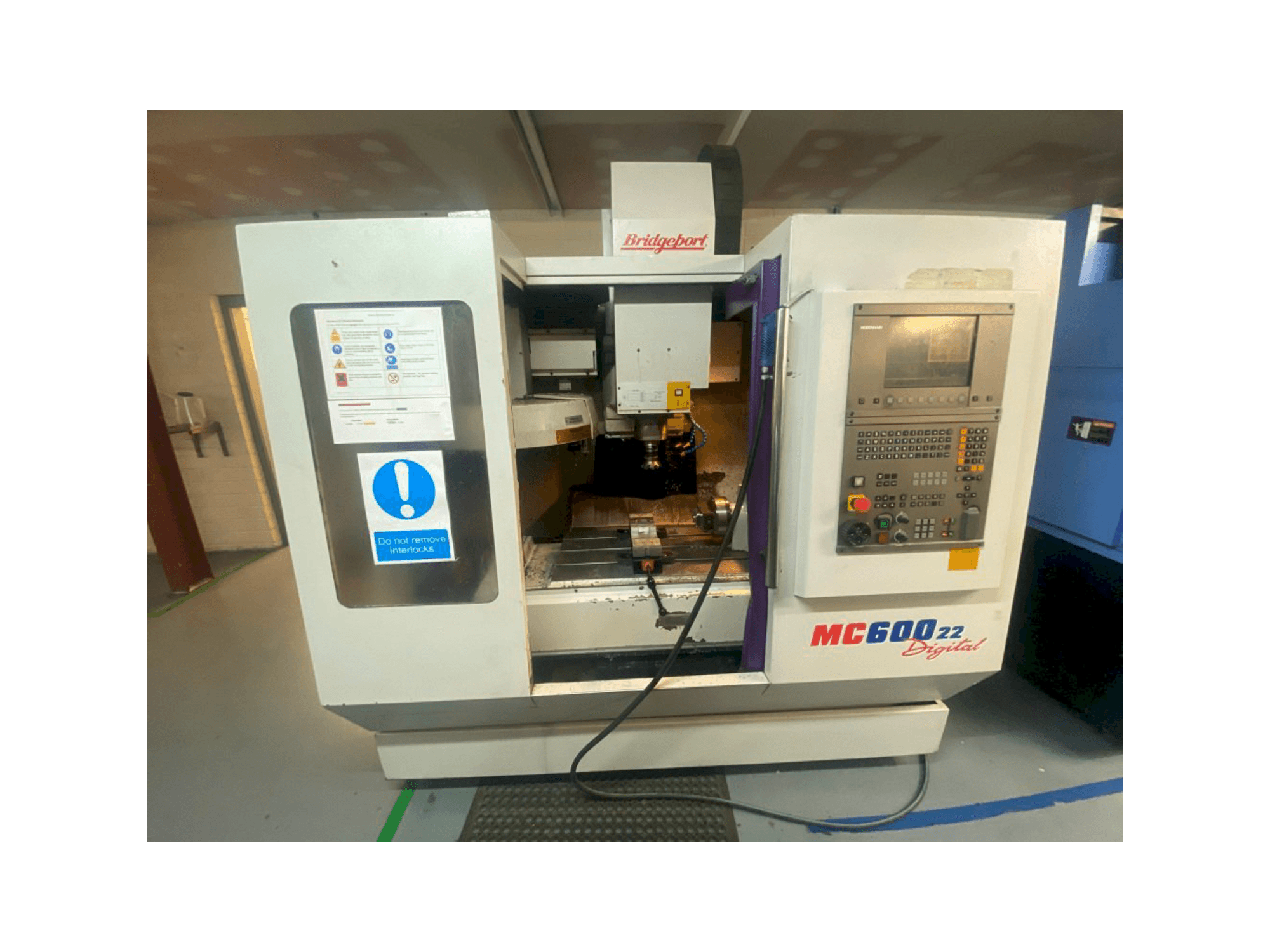 Vista frontal de la máquina Bridgeport VMC 600