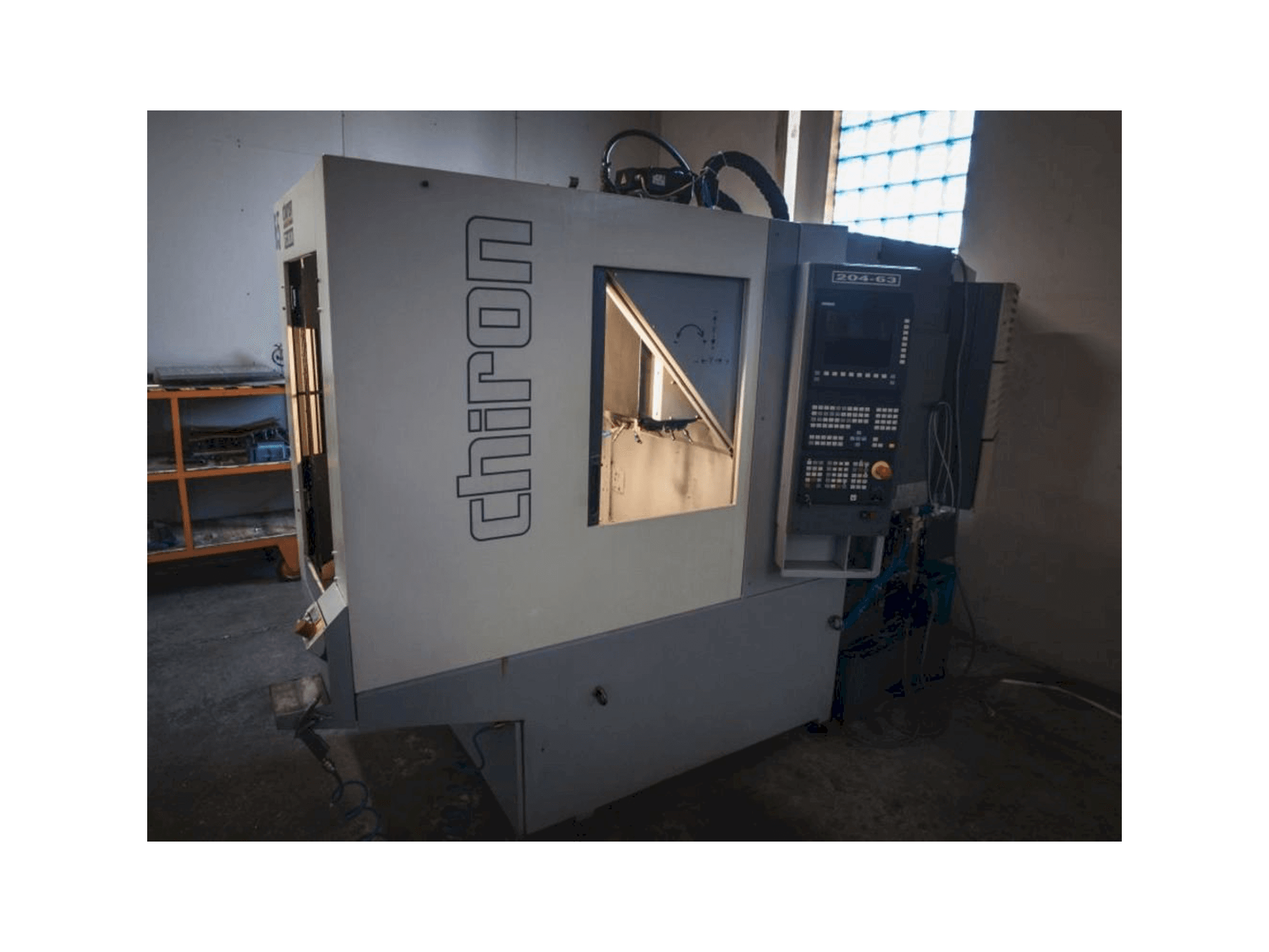 Vista frontal de la máquina CHIRON FZ 08 W