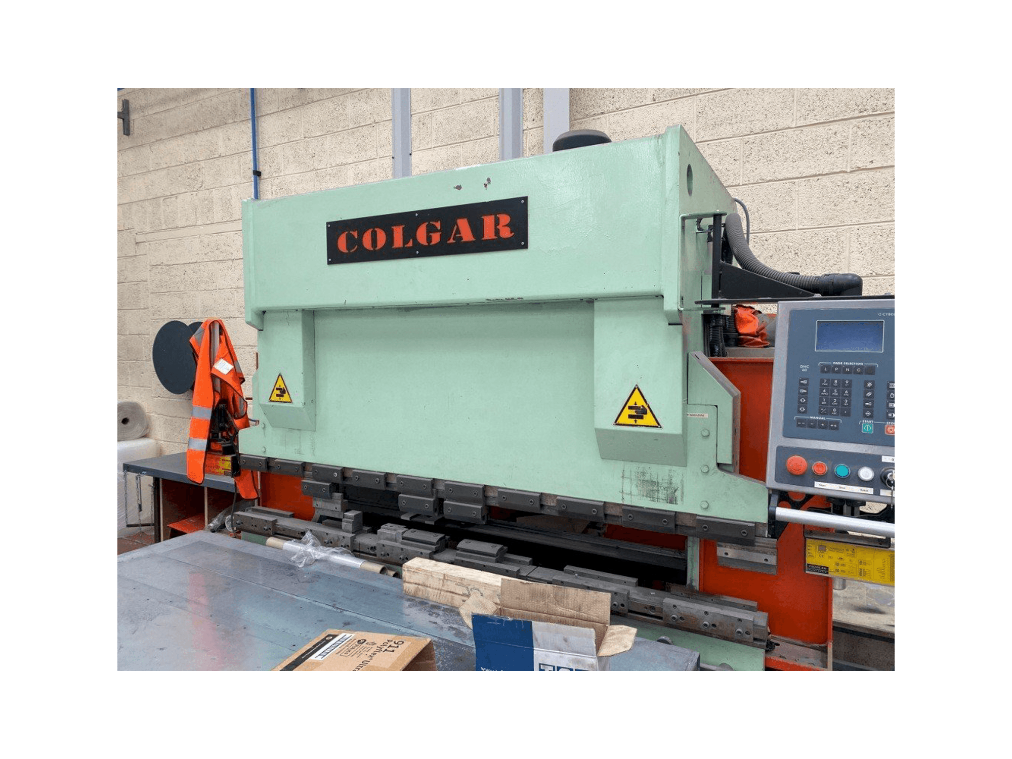 Vista frontal de la máquina Colgar PI 316/21