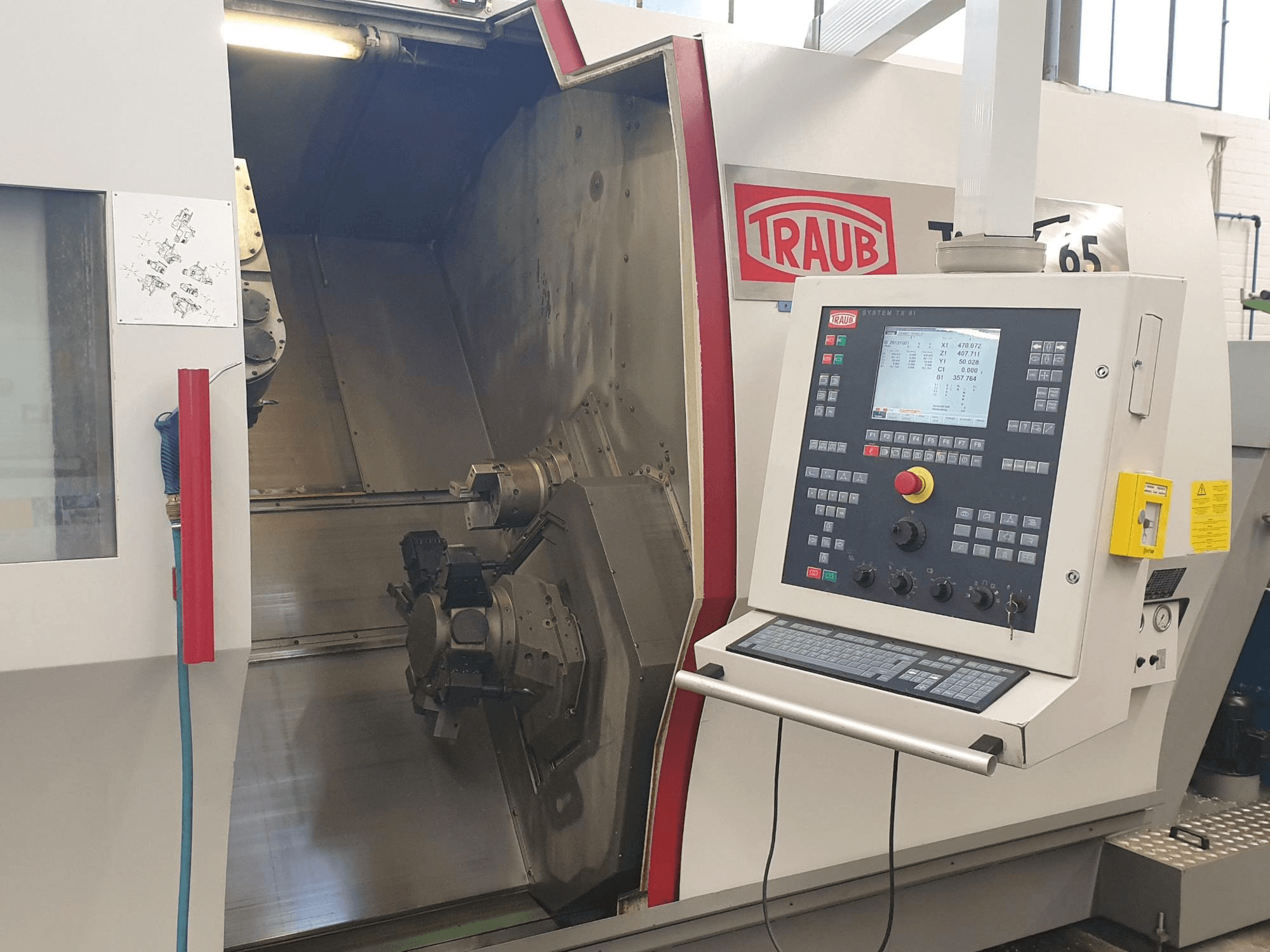 Vista frontal de la máquina TRAUB TNX 65