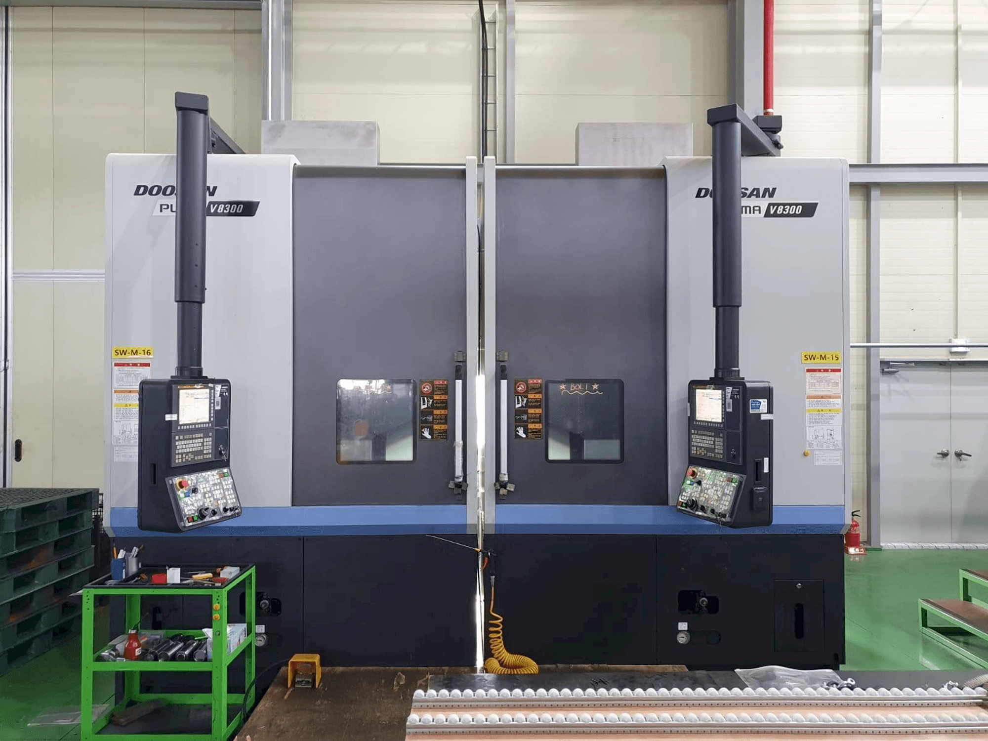 Vista frontal de la máquina Doosan V8300R