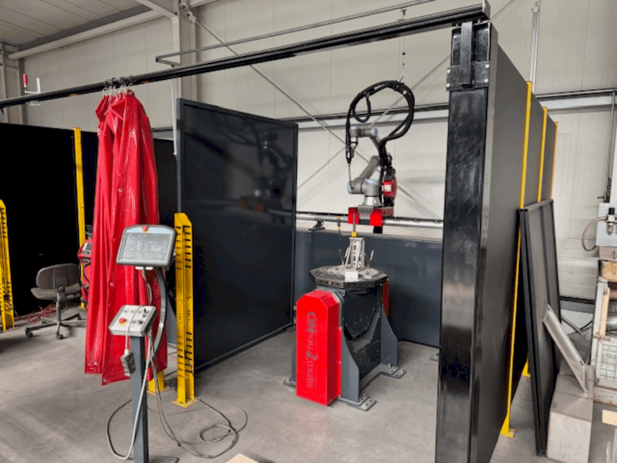 Vista frontal de la máquina FRONIUS UR10 Roboter e-Series