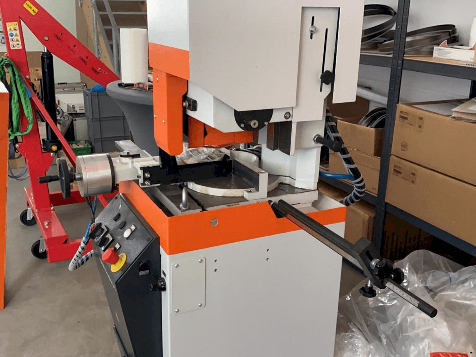 Vista lateral izquierda de la máquina KASTO Radial U7