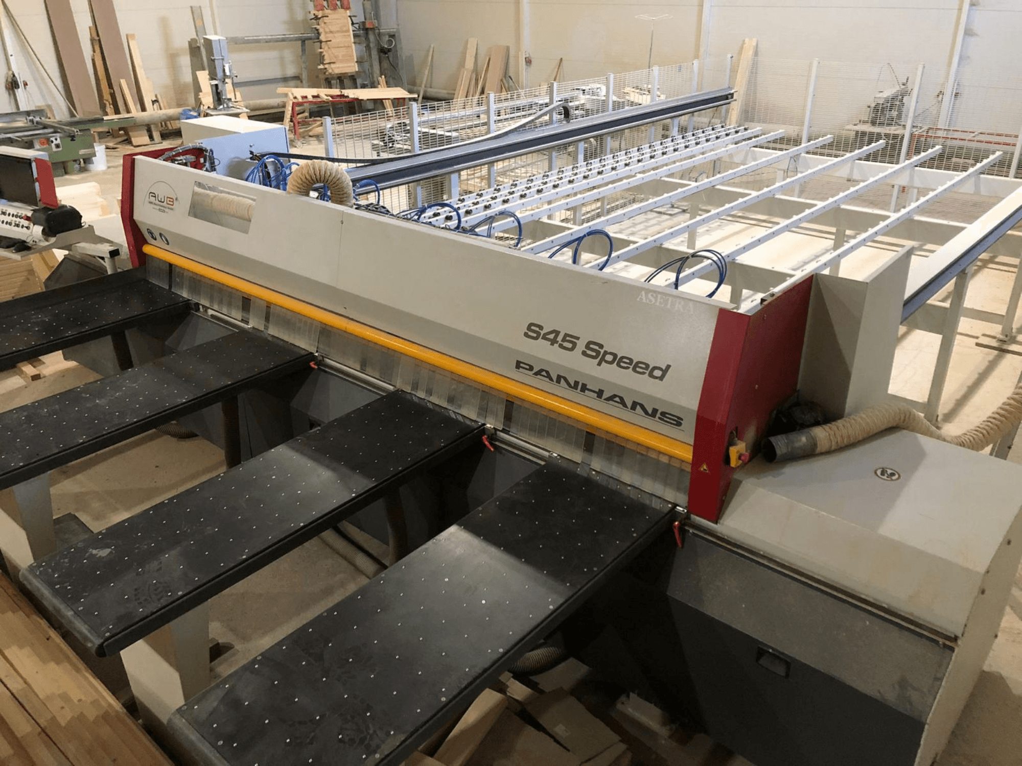 Vista lateral de una seccionadora PANHANS S45 Speed, con una configuración de cinco mesas y panel de control visible con aspiración de polvo.