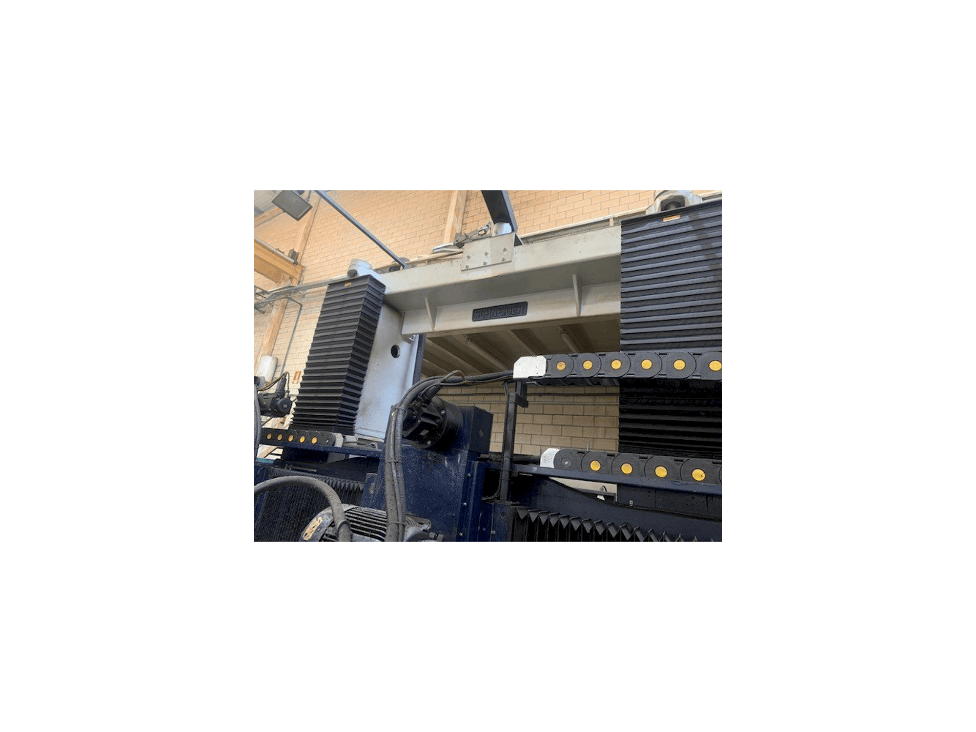 Vista frontal de la máquina Schneider DFS-4