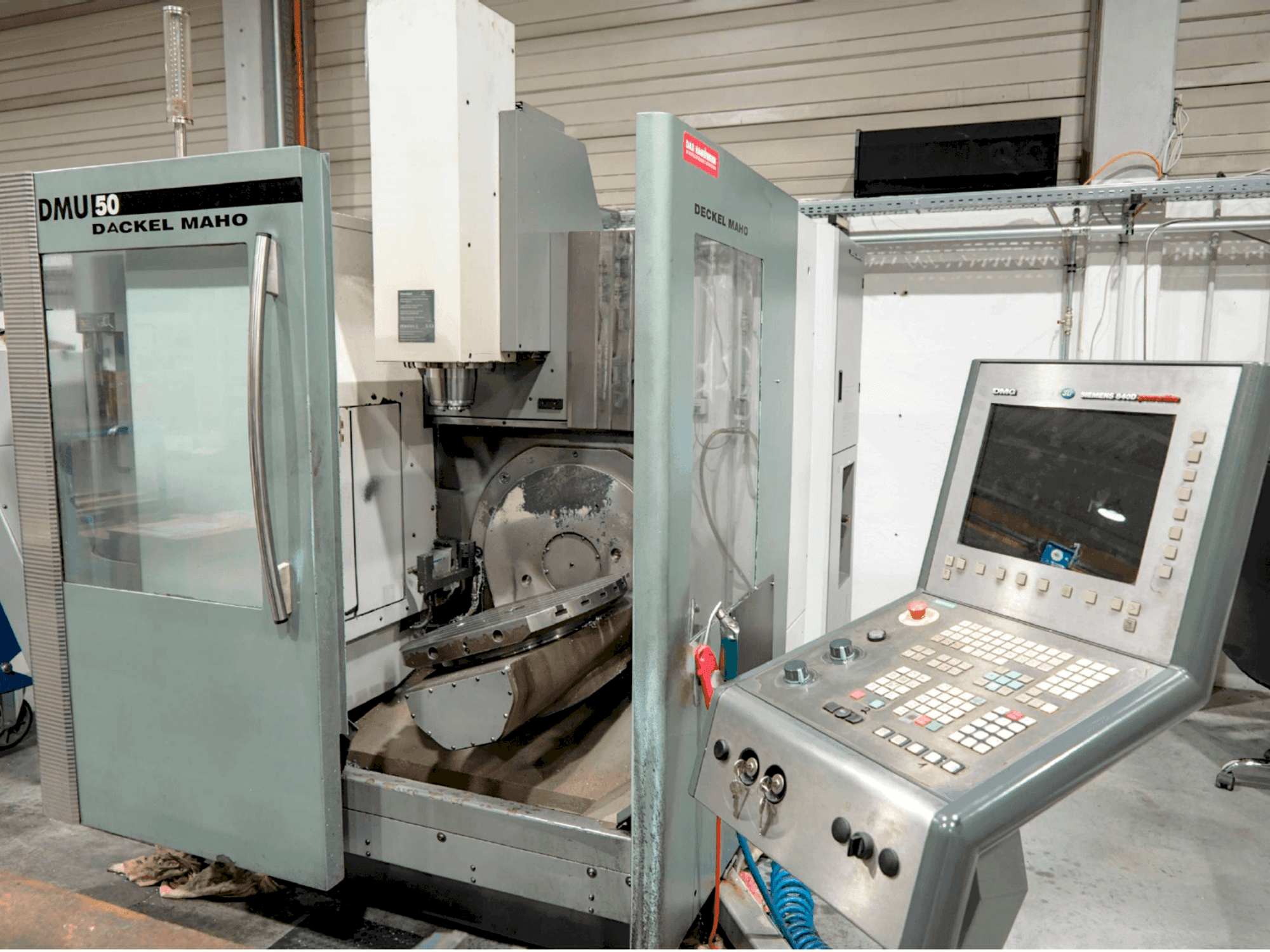 Vista frontal de la máquina DMG DMU 50