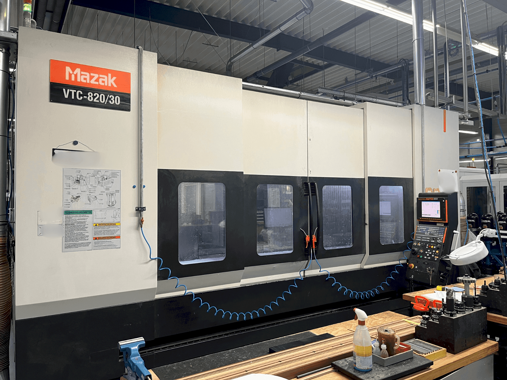 Vista frontal de la máquina Mazak VTC-820/30